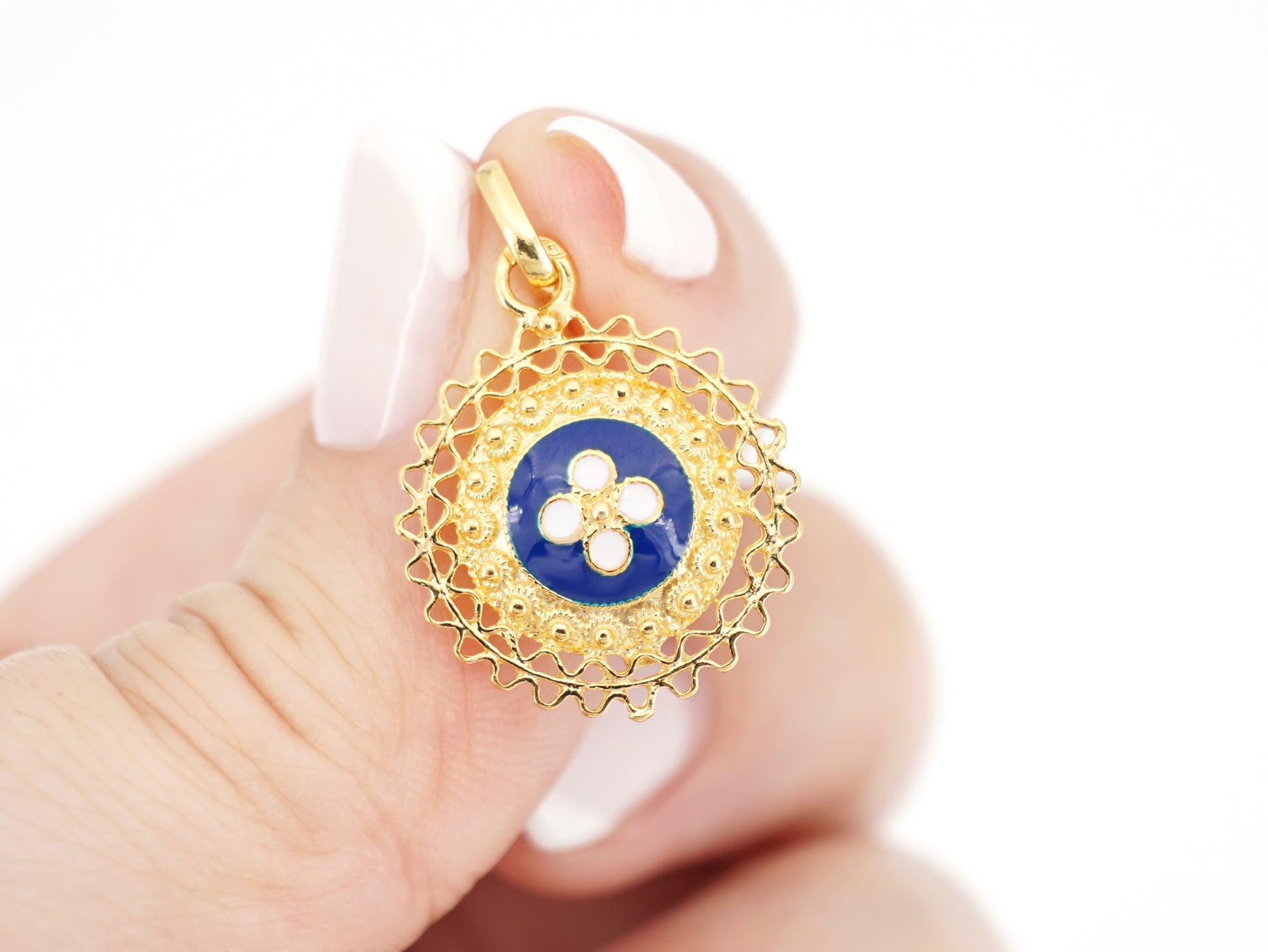 Medalha Caramujo Rico, Filigrana Portuguesa, Prata de Lei 925 Dourada - Pormenor na Mâo