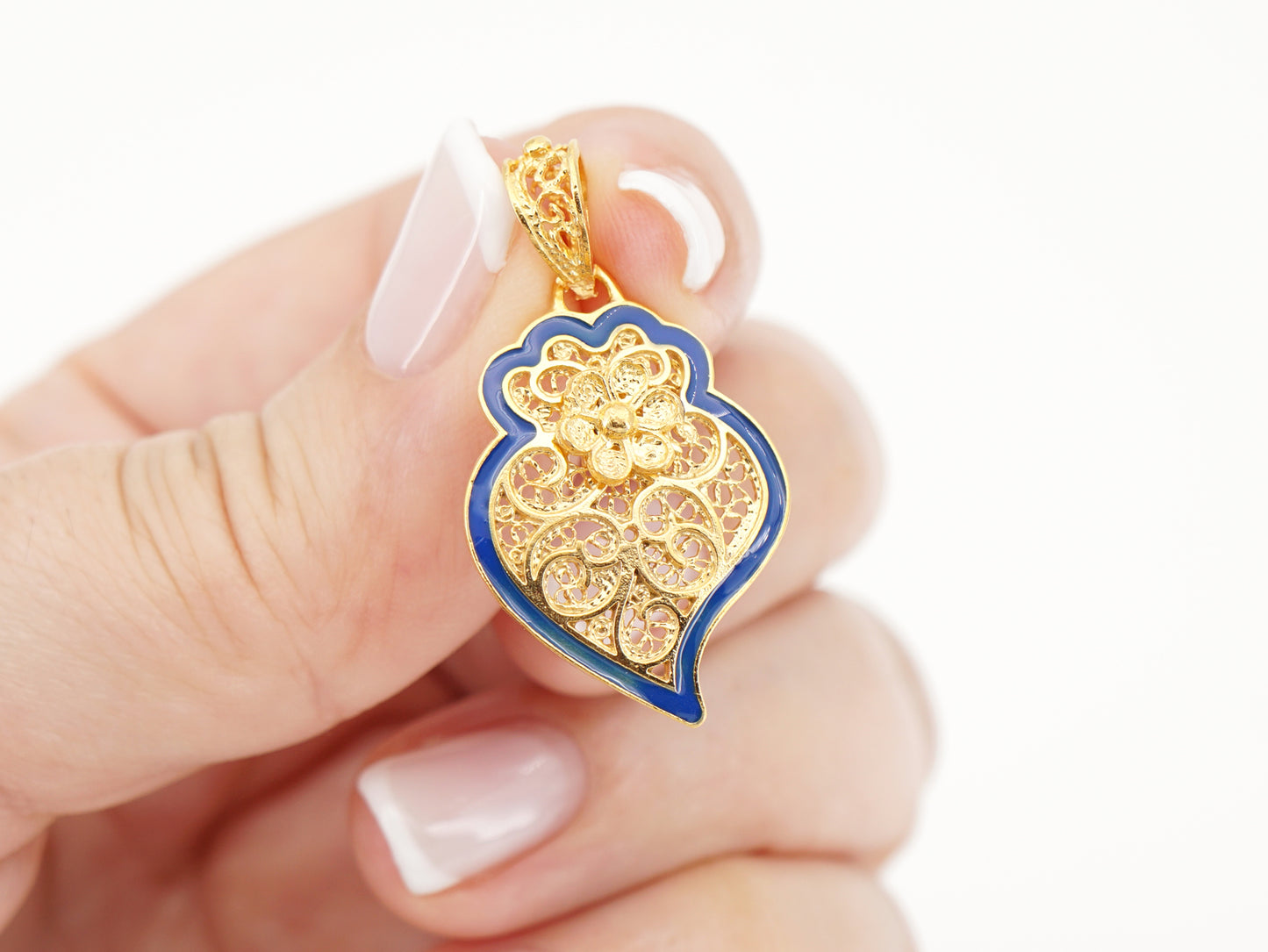 Medalha Coração de Viana com Rebordo Azul, Filigrana Portuguesa, Prata de Lei 925 Dourada - Pormenor na Mão