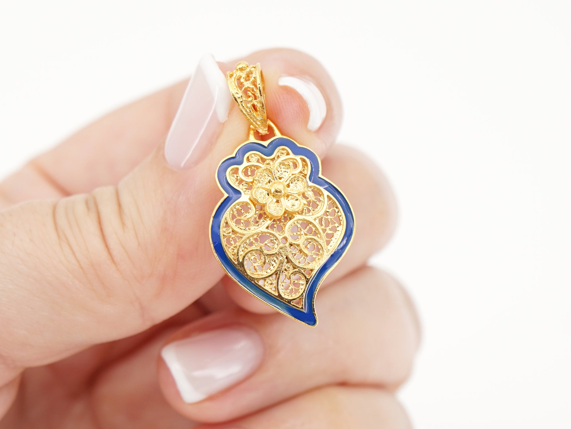 Medalha Coração de Viana com Rebordo Azul, Filigrana Portuguesa, Prata de Lei 925 Dourada - Pormenor na Mão