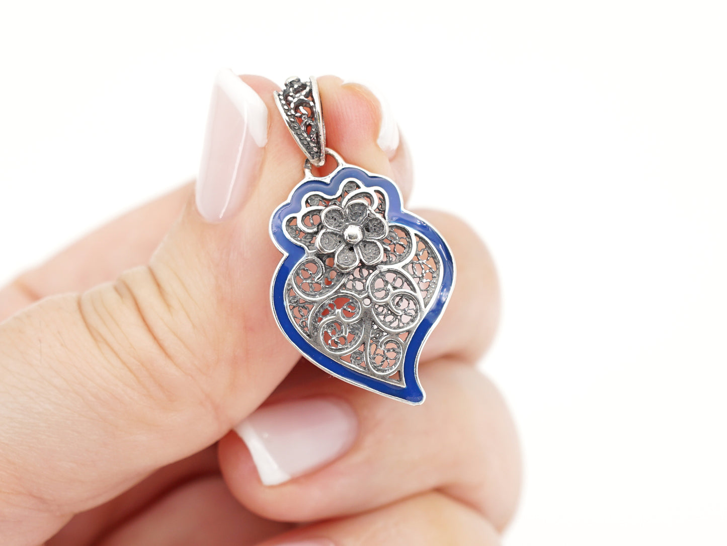 Medalha Coração de Viana com Rebordo Azul, Filigrana Portuguesa, Prata de Lei 925 - Pormenor na Mão