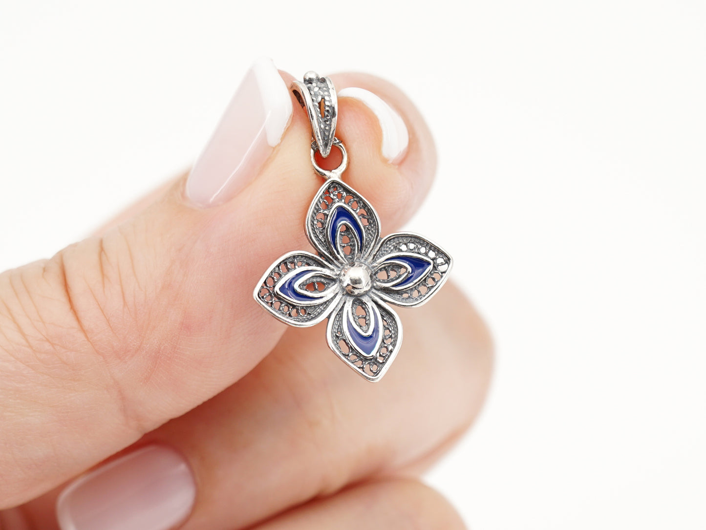 Medalha Flor Clássica com Esmalte, Filigrana Portuguesa, Prata de Lei 925 - Pormenor na Mão