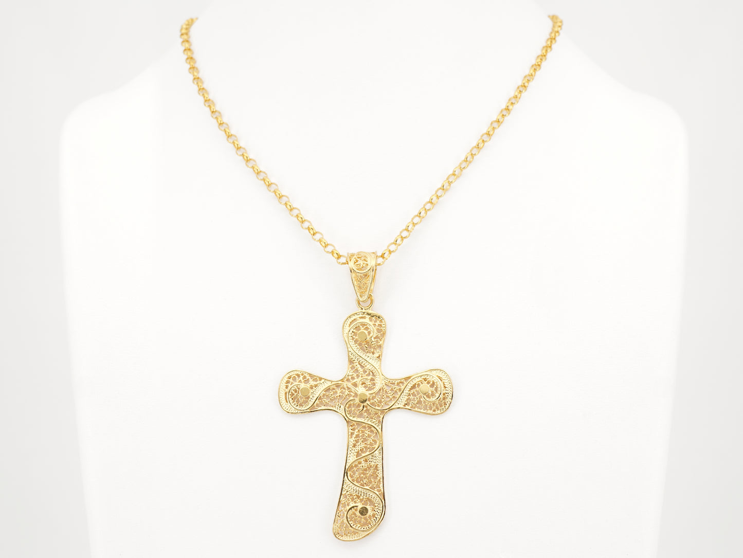 Colar Cruz Extra Grande, Filigrana Portuguesa, Prata de Lei 925 Dourada - Colar em Exposição, Vista de Frente