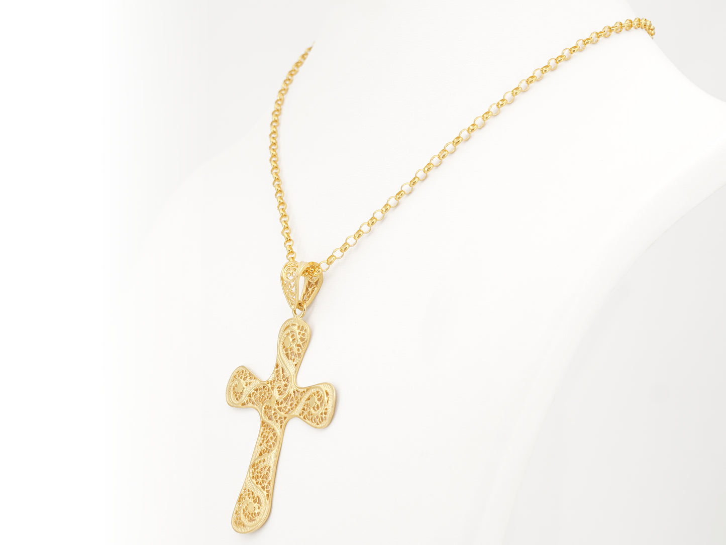 Colar Cruz Extra Grande, Filigrana Portuguesa, Prata de Lei 925 Dourada - Colar em Exposição, Perspectiva