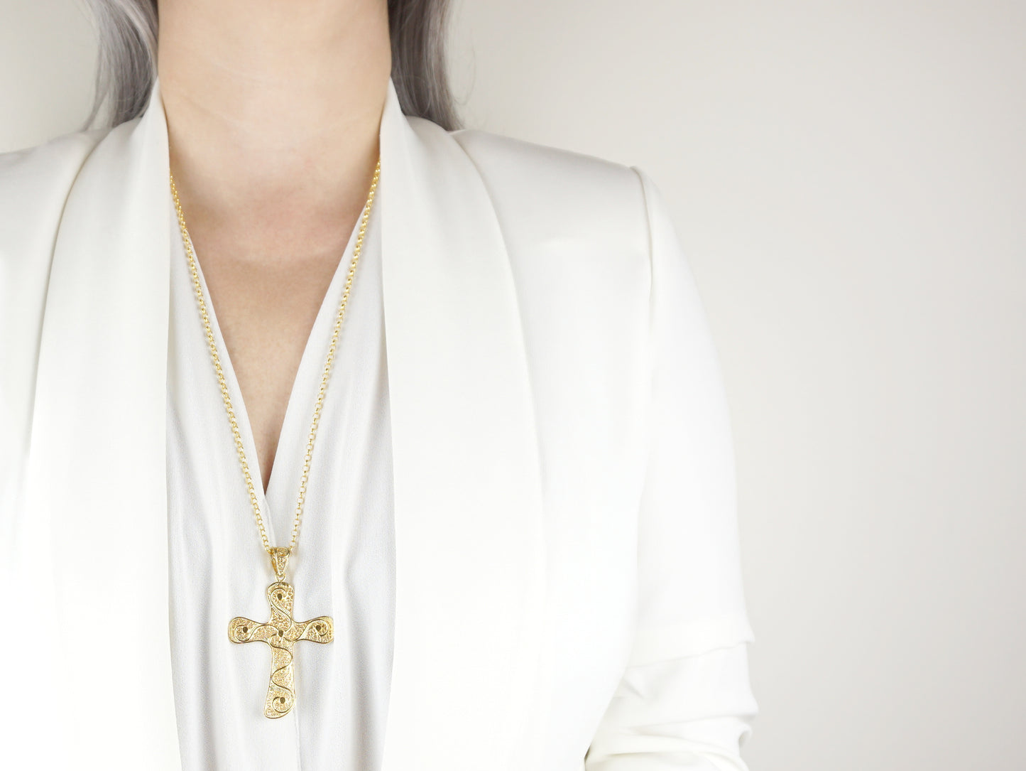 Colar Cruz Extra Grande, Filigrana Portuguesa, Prata de Lei 925 Dourada - Mulher a usar Colar