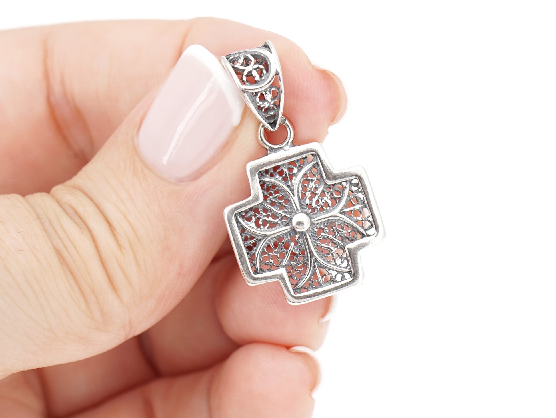 Medalha Cruz Pequena Quadrada, Filigrana Portuguesa, Prata de Lei 925 - Pormenor na Mão