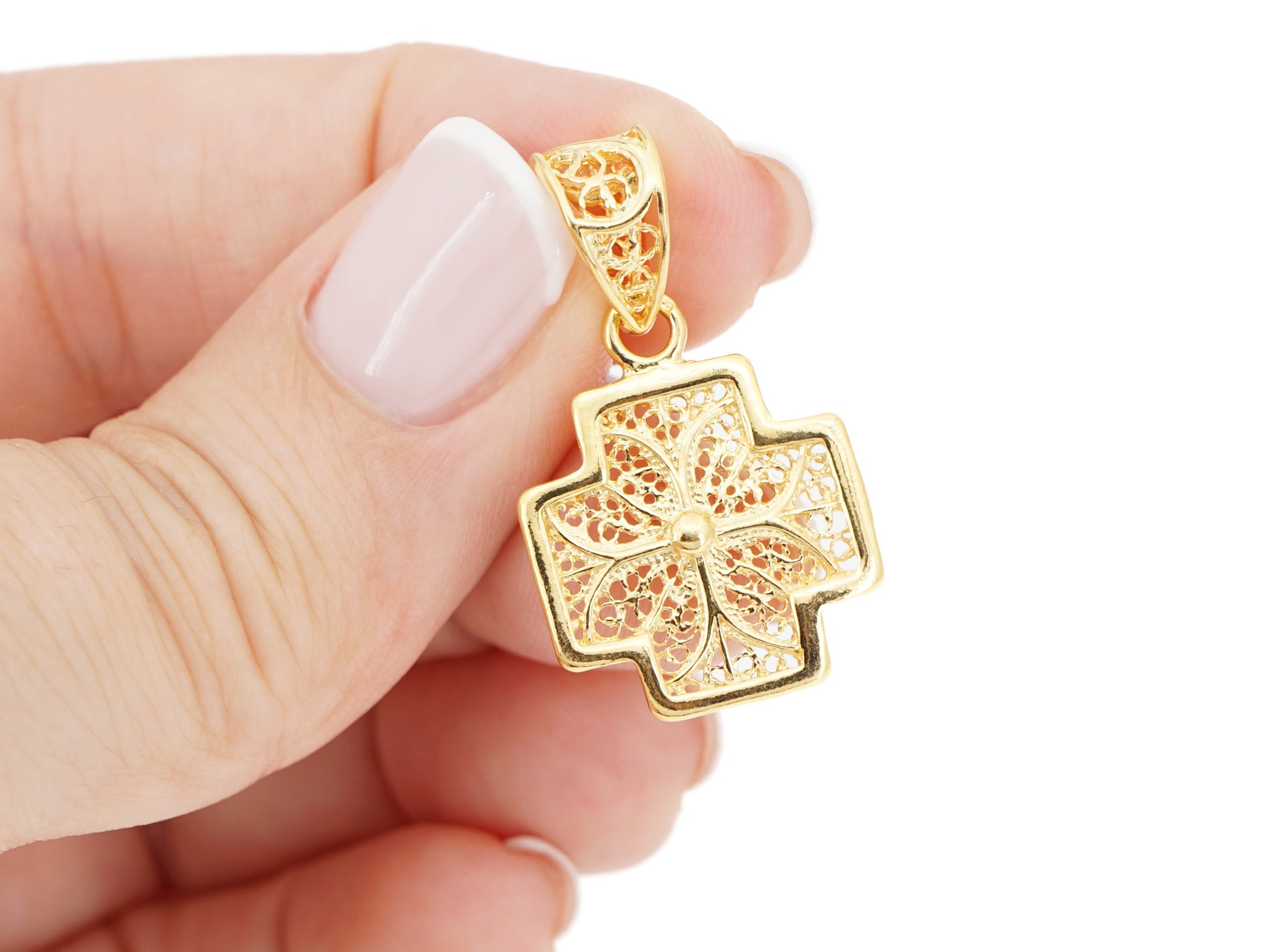 Medalha Cruz Pequena Quadrada, Filigrana Portuguesa, Prata de Lei 925 Dourada - Pormenor na Mão