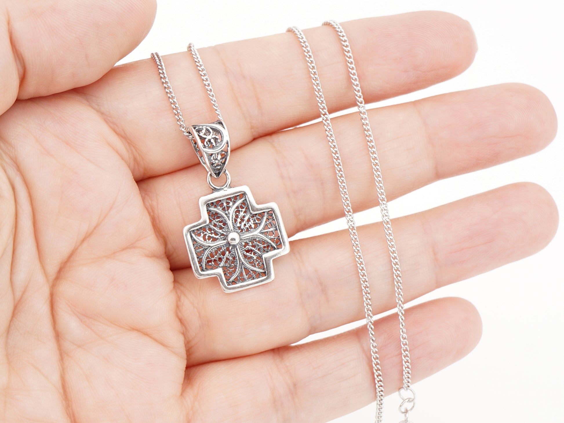 Colar Cruz Pequena Quadrada, Filigrana Portuguesa, Prata de Lei 925 - Pormenor na Mão