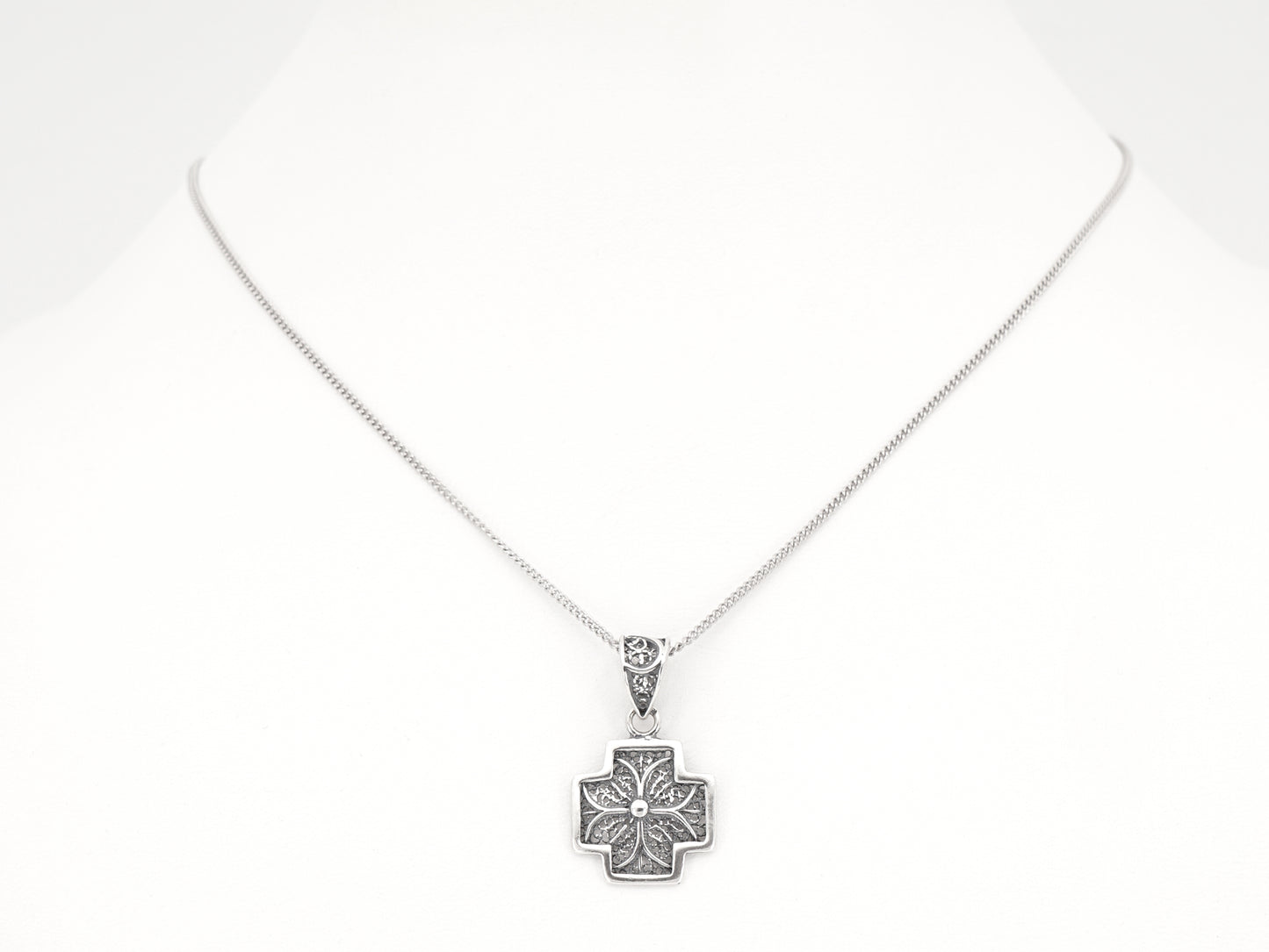 Colar Cruz Pequena Quadrada, Filigrana Portuguesa, Prata de Lei 925 - Colar em Exposição, Vista de Frente
