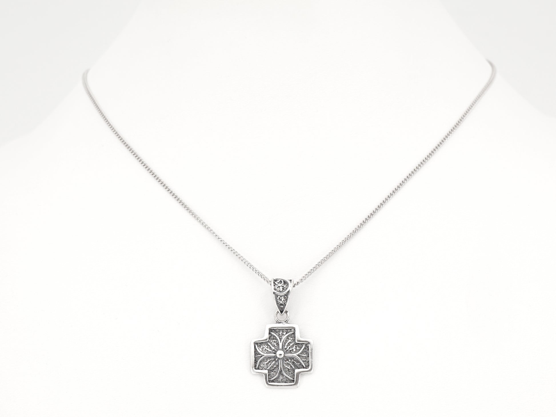 Colar Cruz Pequena Quadrada, Filigrana Portuguesa, Prata de Lei 925 - Colar em Exposição, Vista de Frente