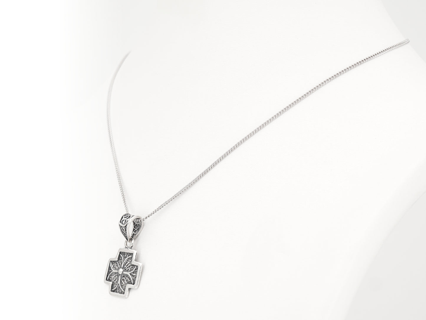 Colar Cruz Pequena Quadrada, Filigrana Portuguesa, Prata de Lei 925 - Colar em Exposição, Perspectiva