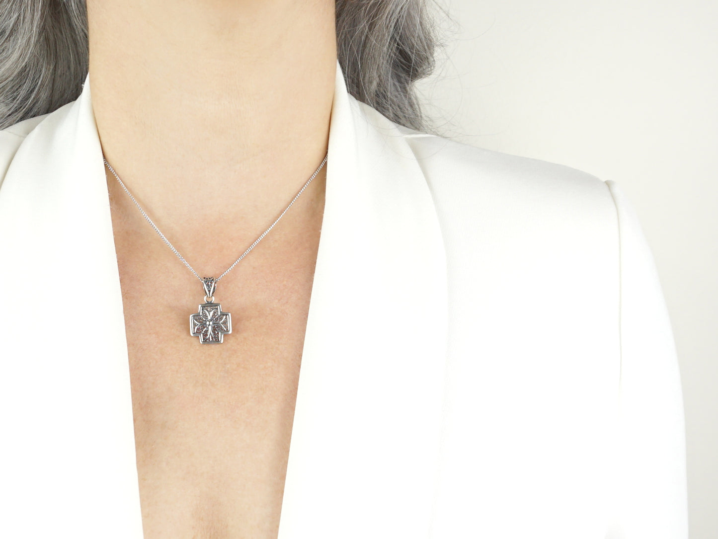 Colar Cruz Pequena Quadrada, Filigrana Portuguesa, Prata de Lei 925 - Mulher a usar Colar