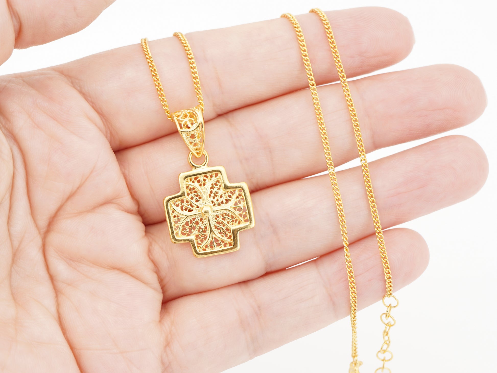 Colar Cruz Pequena Quadrada, Filigrana Portuguesa, Prata de Lei 925 Dourada - Pormenor na Mão