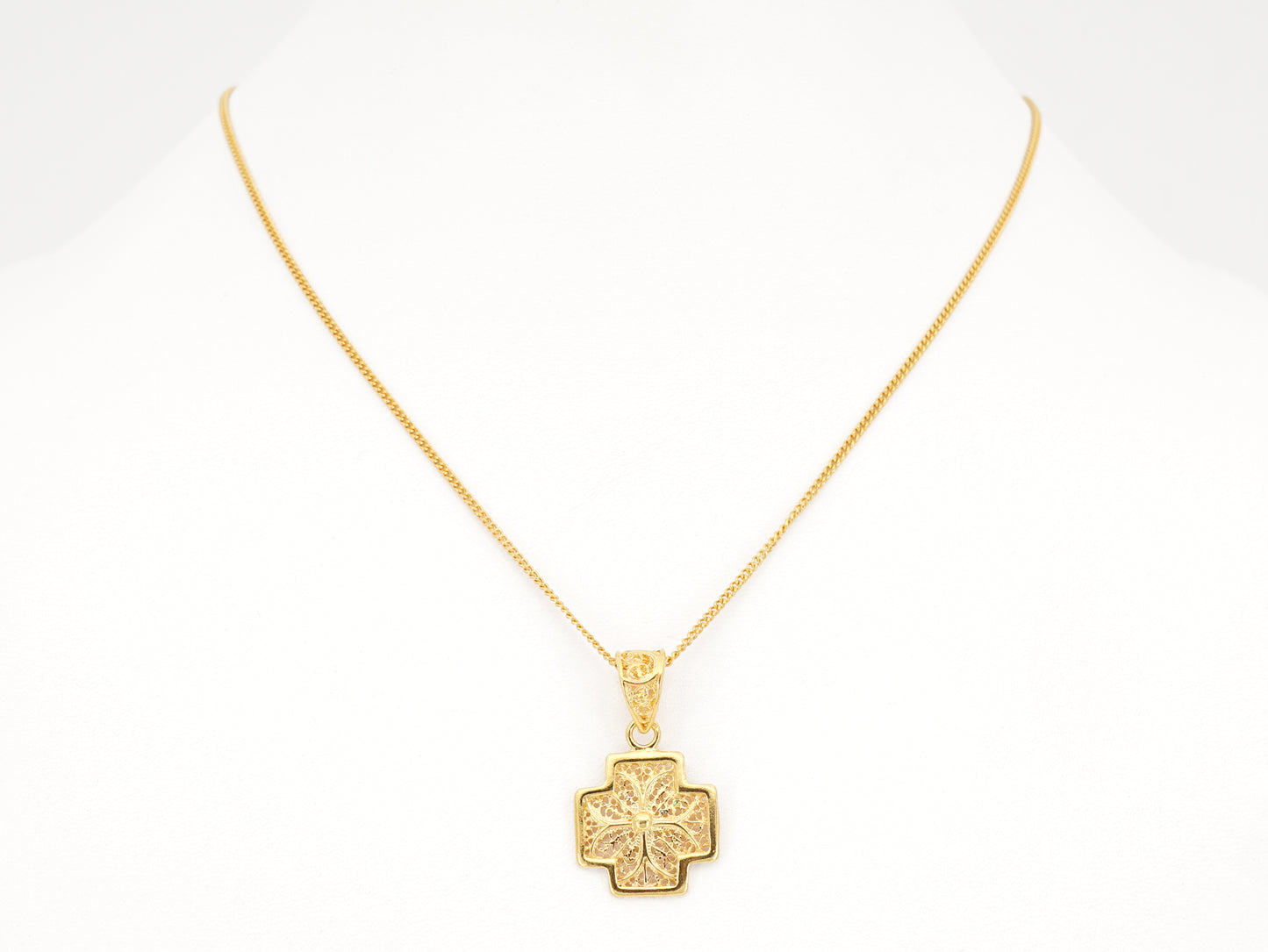 Colar Cruz Pequena Quadrada, Filigrana Portuguesa, Prata de Lei 925 Dourada - Colar em Exposição, Vista de Frente