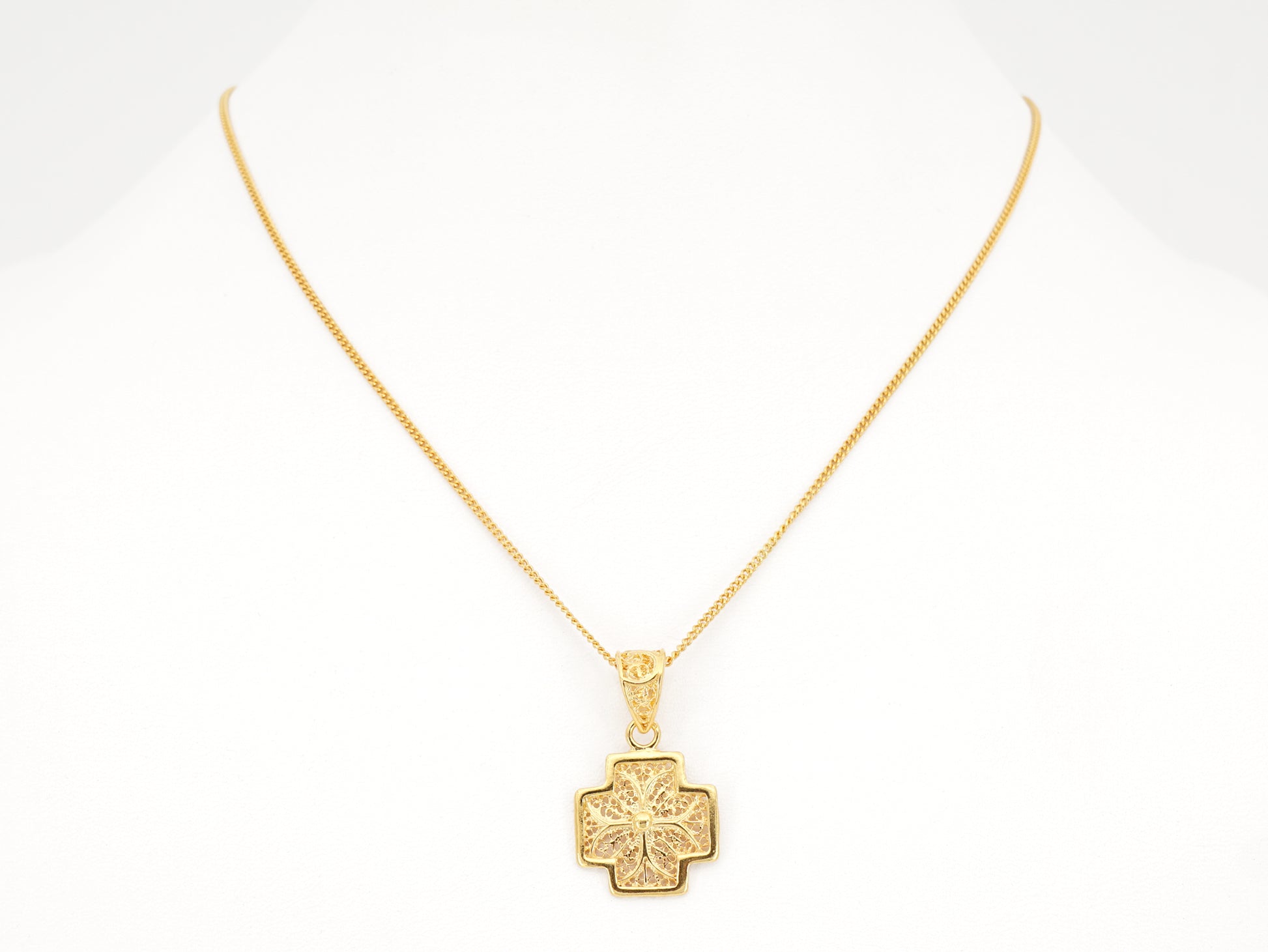 Colar Cruz Pequena Quadrada, Filigrana Portuguesa, Prata de Lei 925 Dourada - Colar em Exposição, Vista de Frente