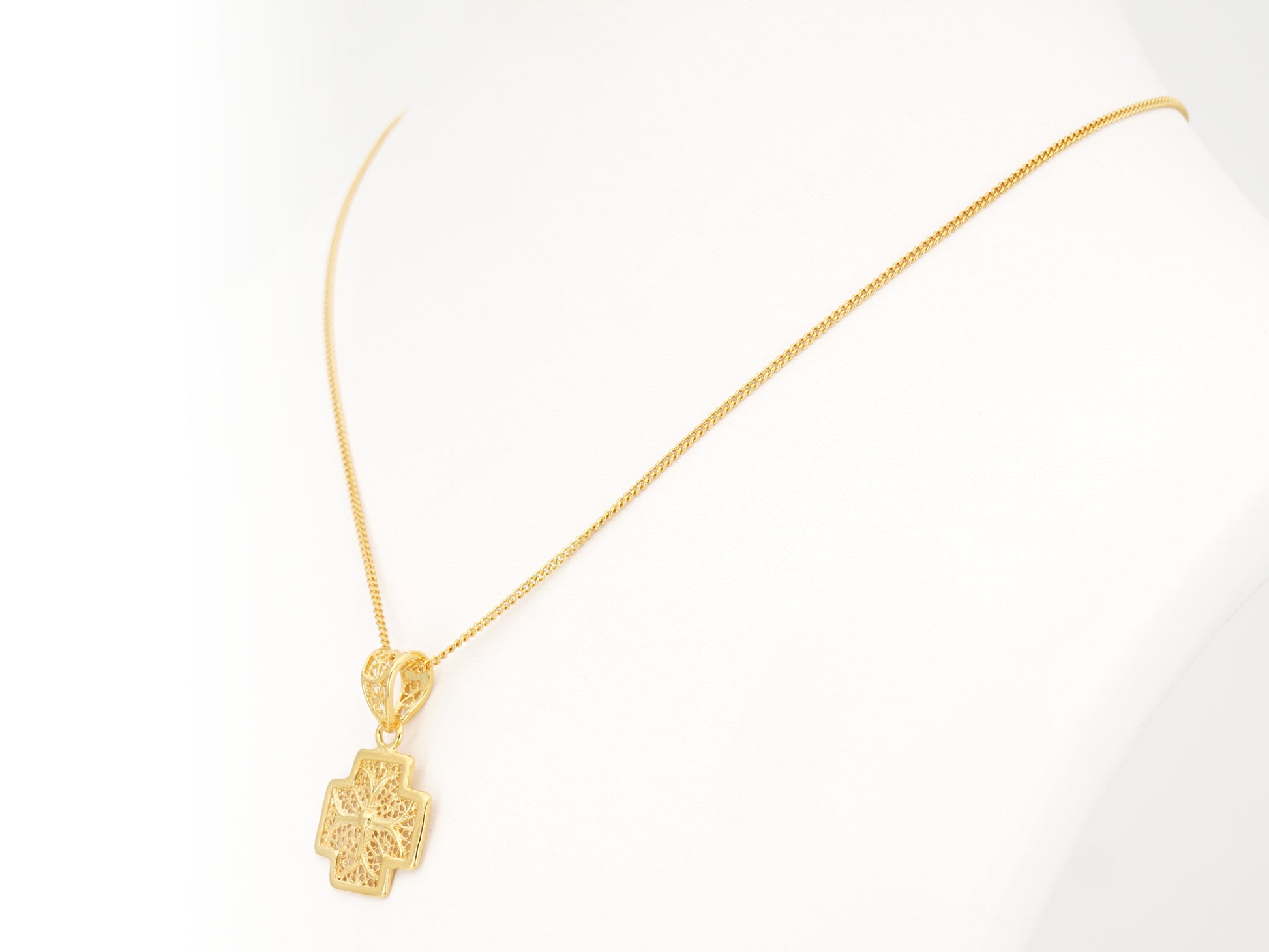 Colar Cruz Pequena Quadrada, Filigrana Portuguesa, Prata de Lei 925 Dourada - Colar em Exposição, Perspectiva
