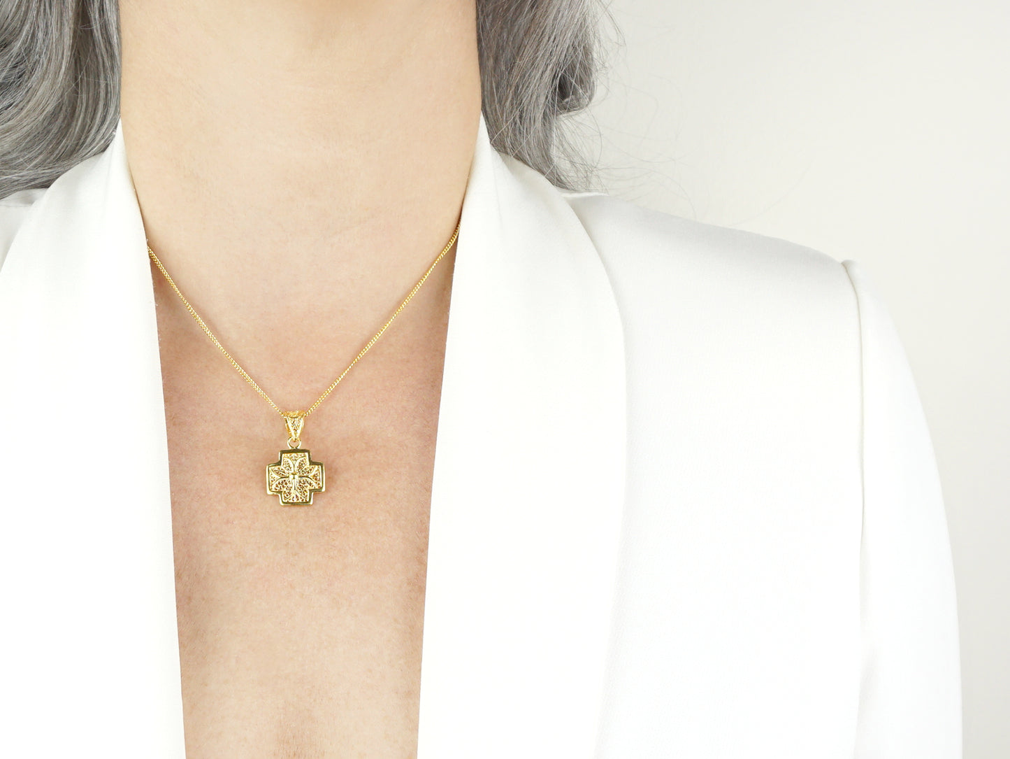 Colar Cruz Pequena Quadrada, Filigrana Portuguesa, Prata de Lei 925 Dourada - Mulher a usar Colar