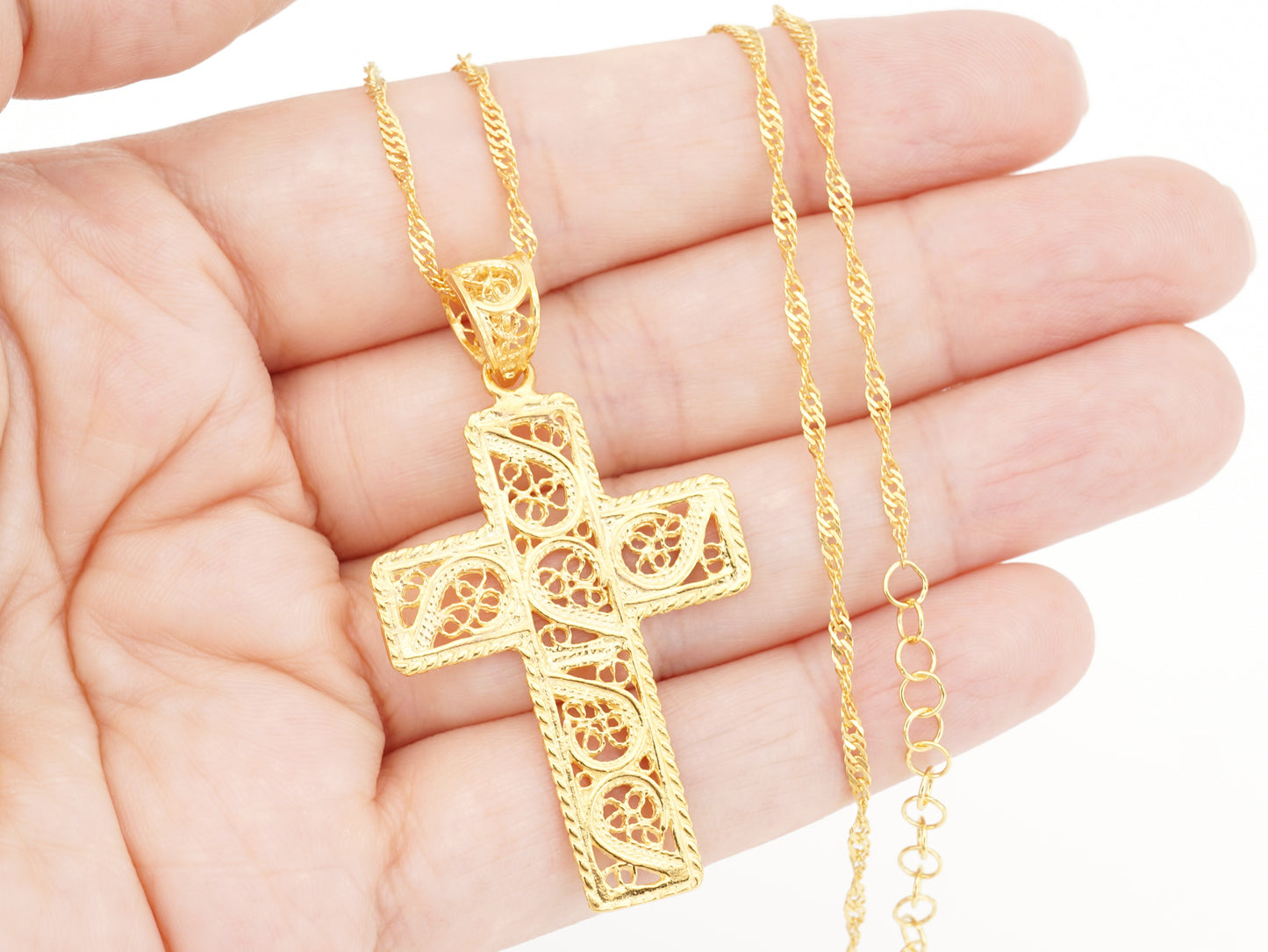 Colar Torcido Cruz Rectangular, Filigrana Portuguesa, Prata de Lei 925 Dourada - Pormenor na Mão
