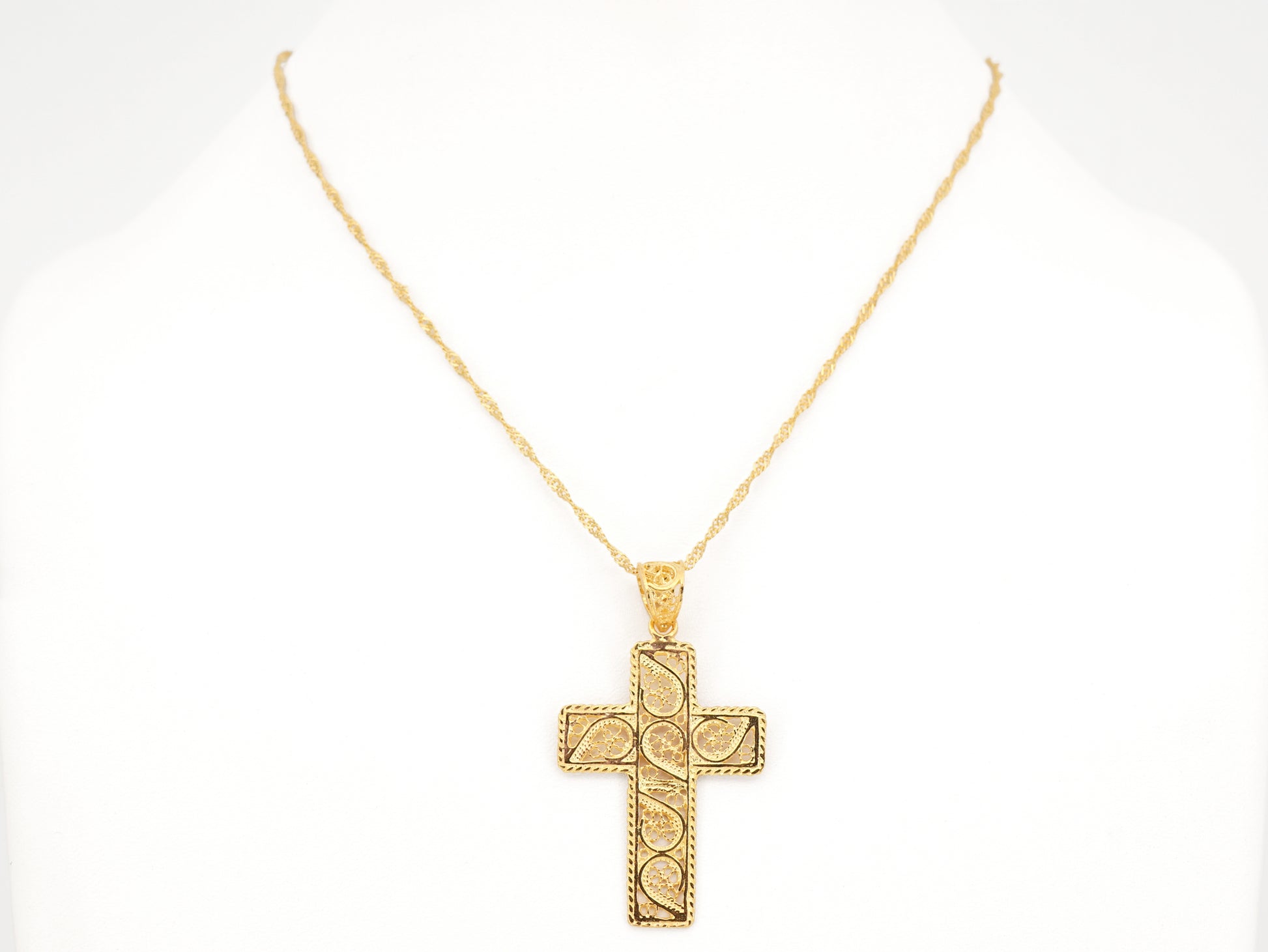 Colar Torcido Cruz Rectangular, Filigrana Portuguesa, Prata de Lei 925 Dourada - Colar em Exposição, Vista de Frente