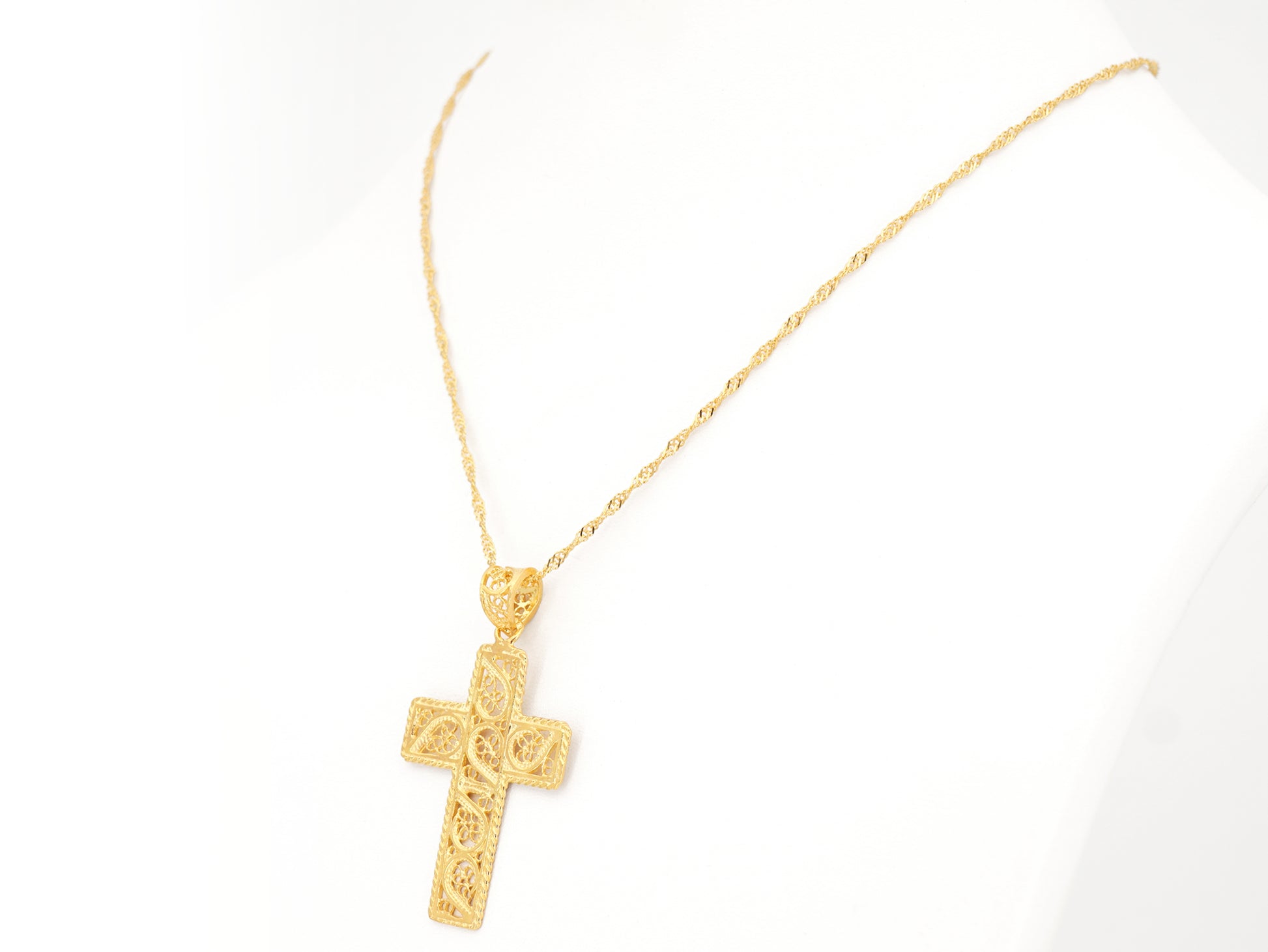 Colar Torcido Cruz Rectangular, Filigrana Portuguesa, Prata de Lei 925 Dourada - Colar em Exposição, Perspectiva