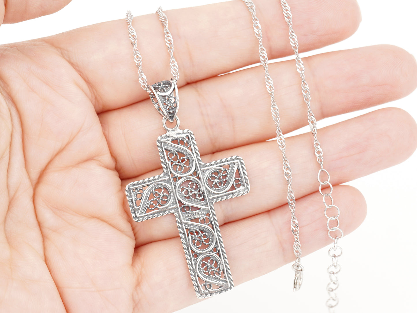 Colar Torcido Cruz Rectangular, Filigrana Portuguesa, Prata de Lei 925 - Pormenor na Mão