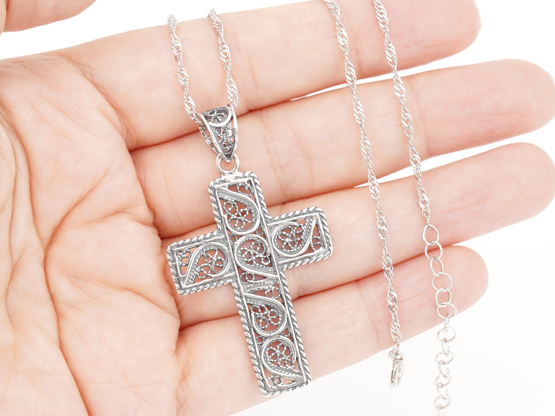 Colar Torcido Cruz Rectangular, Filigrana Portuguesa, Prata de Lei 925 - Pormenor na Mão
