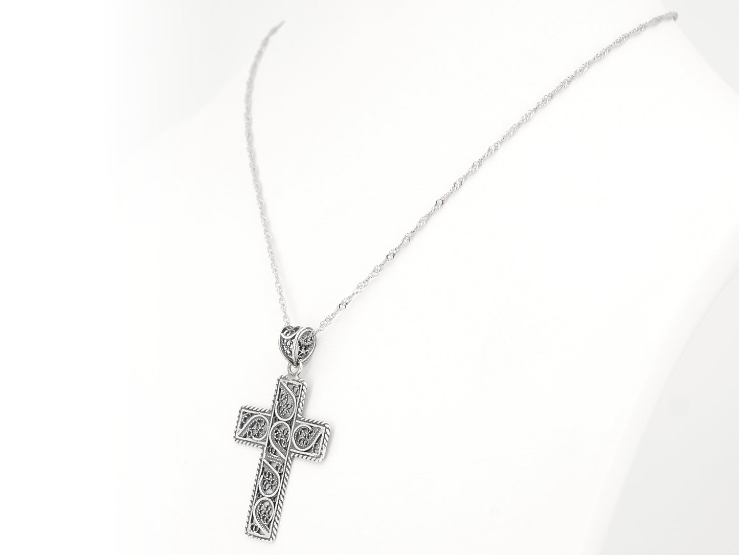 Colar Torcido Cruz Rectangular, Filigrana Portuguesa, Prata de Lei 925 - Colar em Exposição, Perspectiva