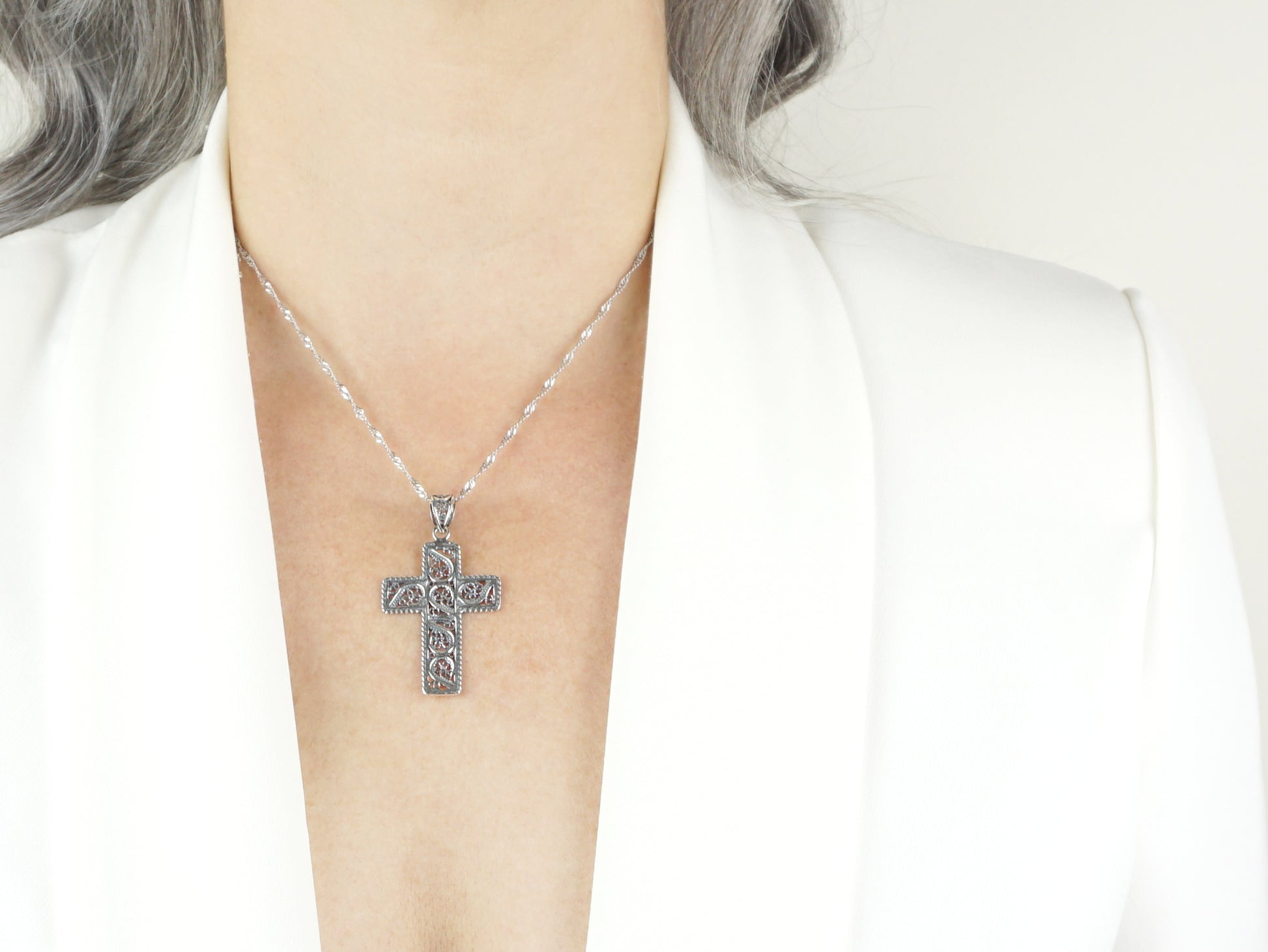 Colar Torcido Cruz Rectangular, Filigrana Portuguesa, Prata de Lei 925 - Mulher a usar Colar