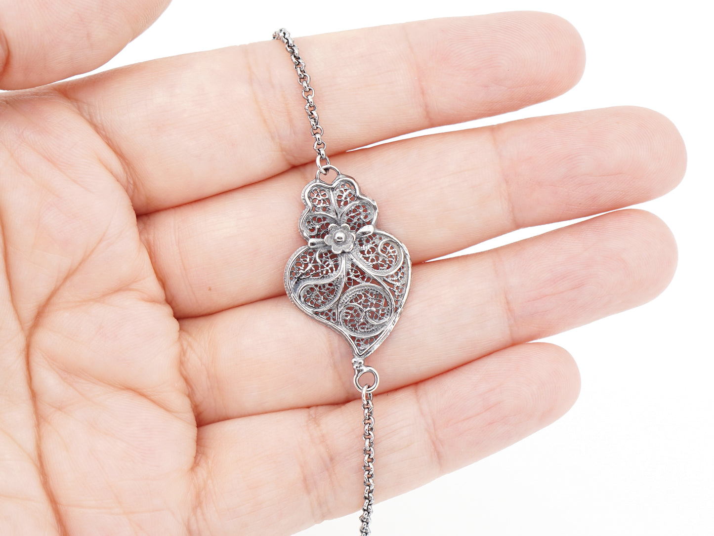 Pulseira com Coração de Viana, Filigrana Portuguesa, Prata de Lei 925 - Pormenor na Mão