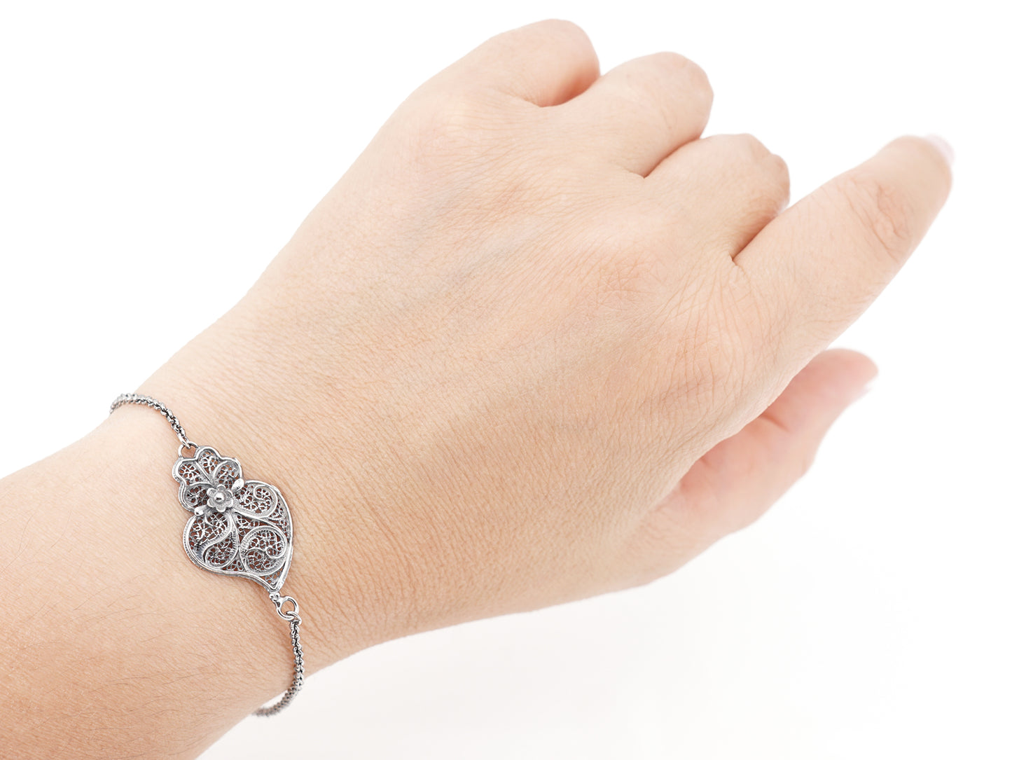 Pulseira com Coração de Viana, Filigrana Portuguesa, Prata de Lei 925 - Pormenor Mulher a usar Pulseira no Pulso