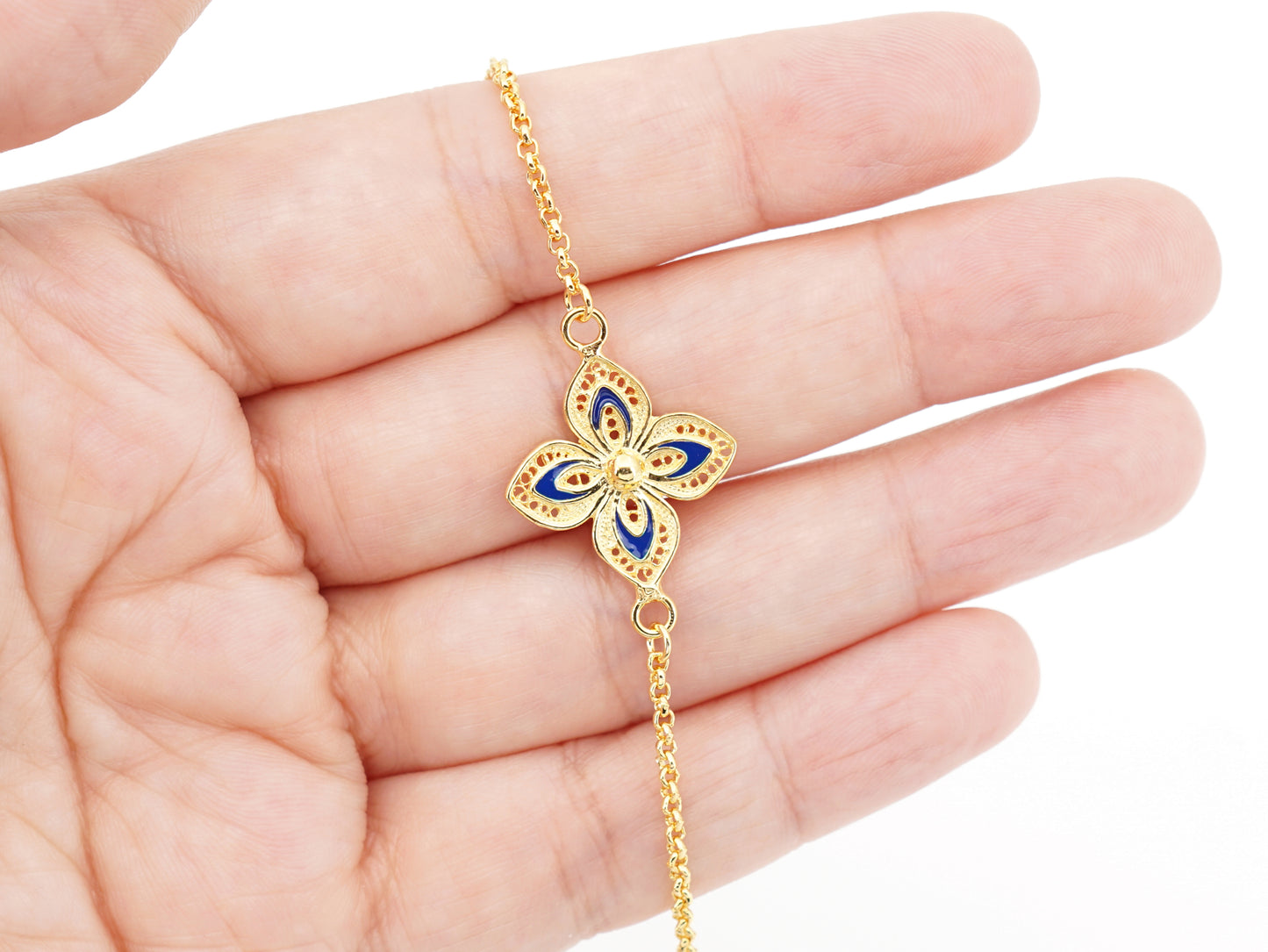 Pulseira Flor Clássica com Esmalte, Filigrana Portuguesa, Prata de Lei 925 Dourada - Pormenor na Mão