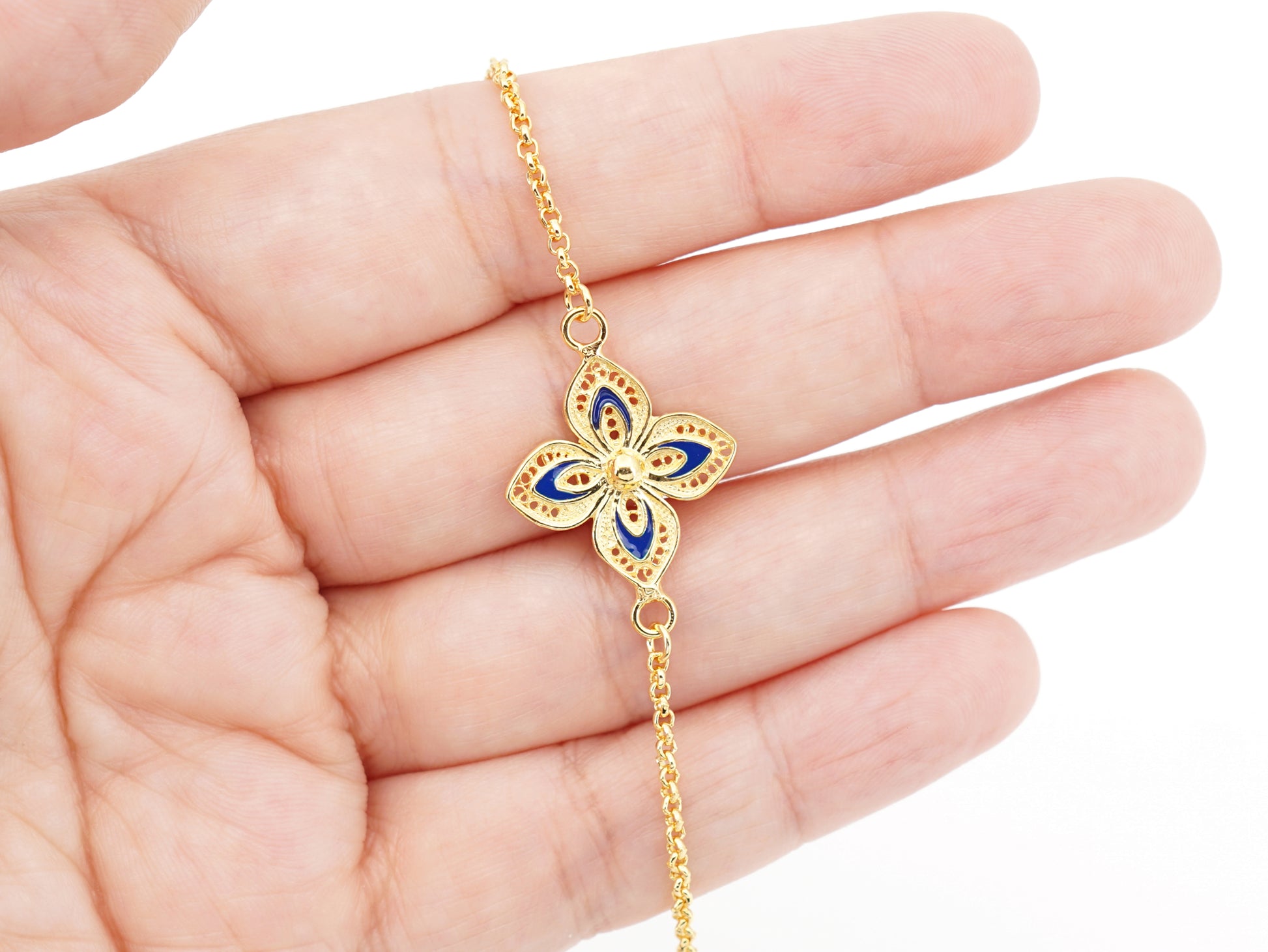 Pulseira Flor Clássica com Esmalte, Filigrana Portuguesa, Prata de Lei 925 Dourada - Pormenor na Mão