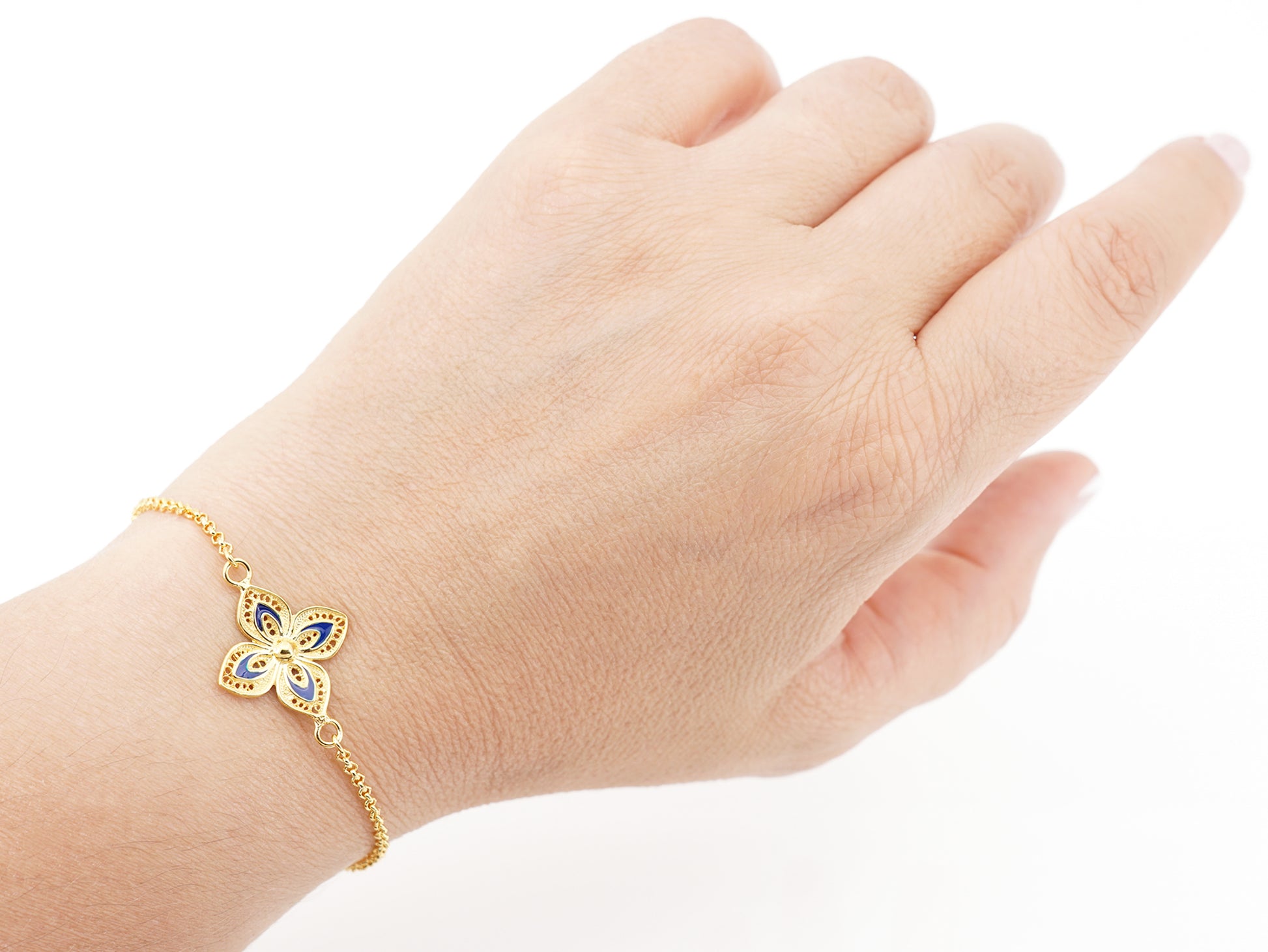 Pulseira Flor Clássica com Esmalte, Filigrana Portuguesa, Prata de Lei 925 Dourada - Pormenor, Mulher a usar Pulseira no Pulso