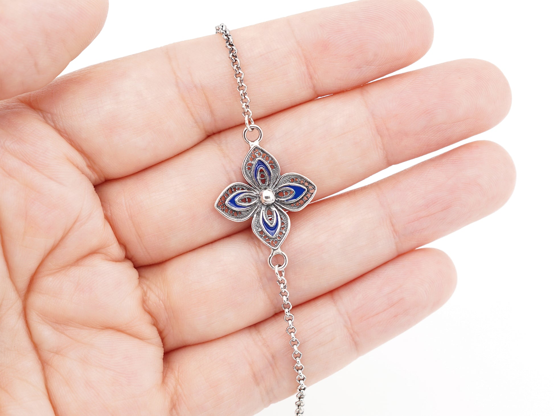 Pulseira Flor Clássica com Esmalte, Filigrana Portuguesa, Prata de Lei 925 - Pormenor na Mão