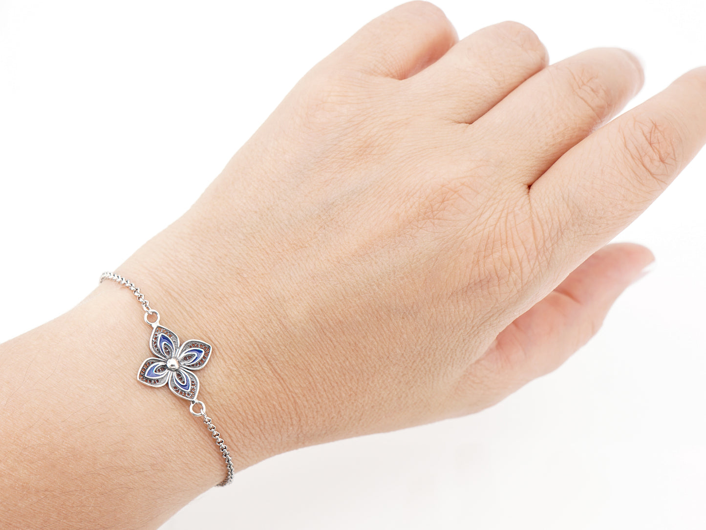 Pulseira Flor Clássica com Esmalte, Filigrana Portuguesa, Prata de Lei 925 - Pormenor, Mulher a usar Pulseira no Pulso