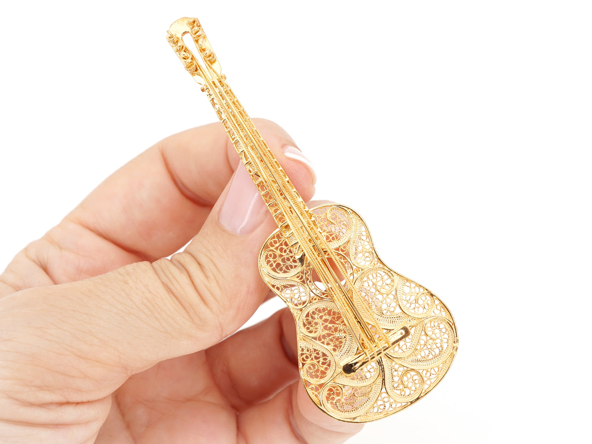 Alfinete Guitarra Clássica Grande, Filigrana Portuguesa, Prata de Lei 925 Dourada - Pormenor na Mão