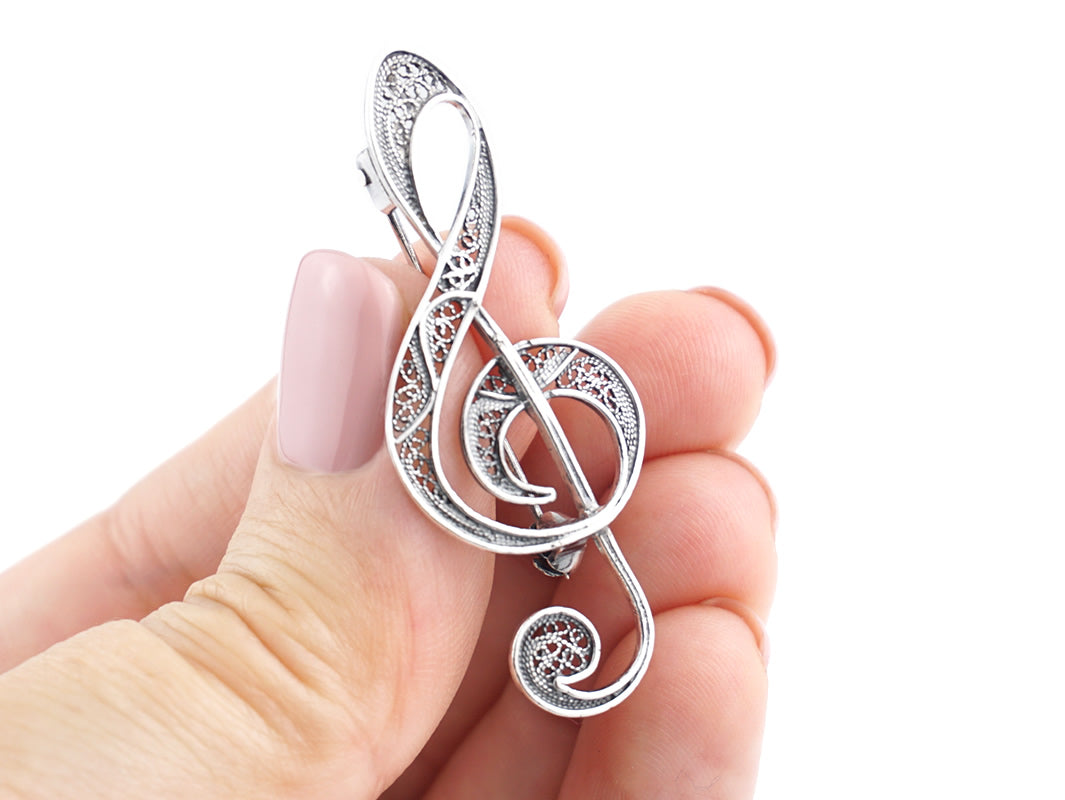 Alfinete Clave de Sol, Filigrana Portuguesa, Prata de Lei 925 - Pormenor na Mão