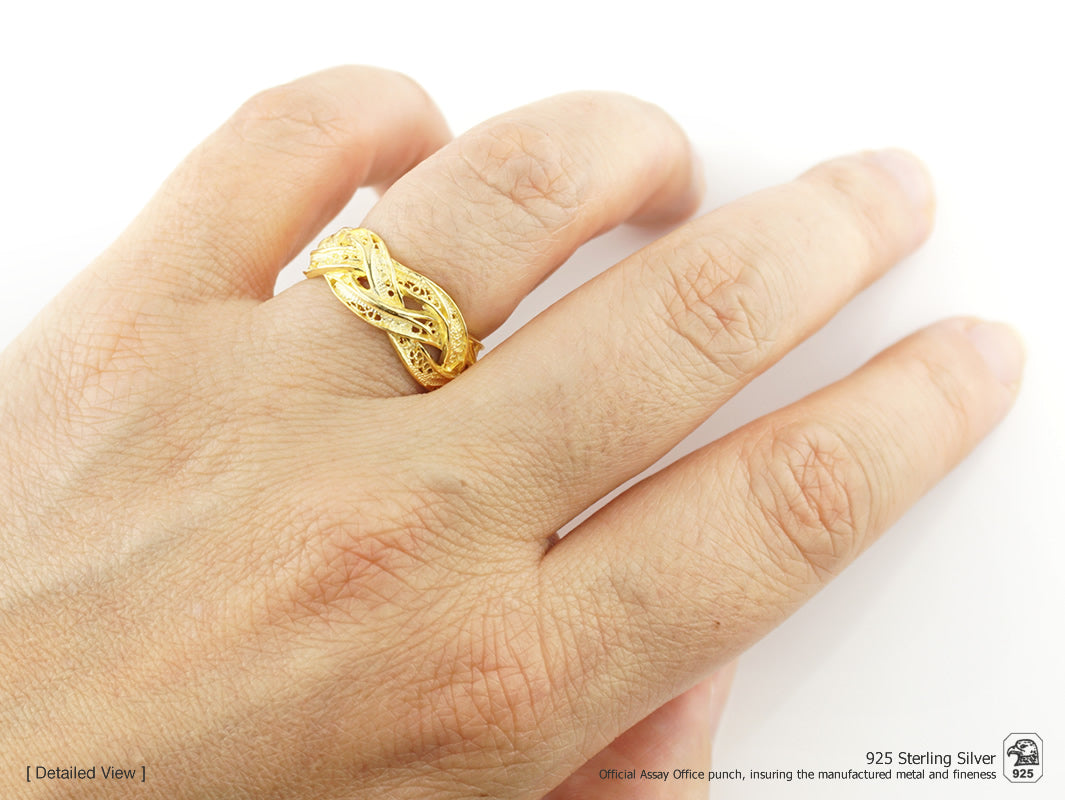 Anel Entrançado ajustável, Filigrana Portuguesa, Prata Dourada 925 - Mulher a usar Anel da Mão