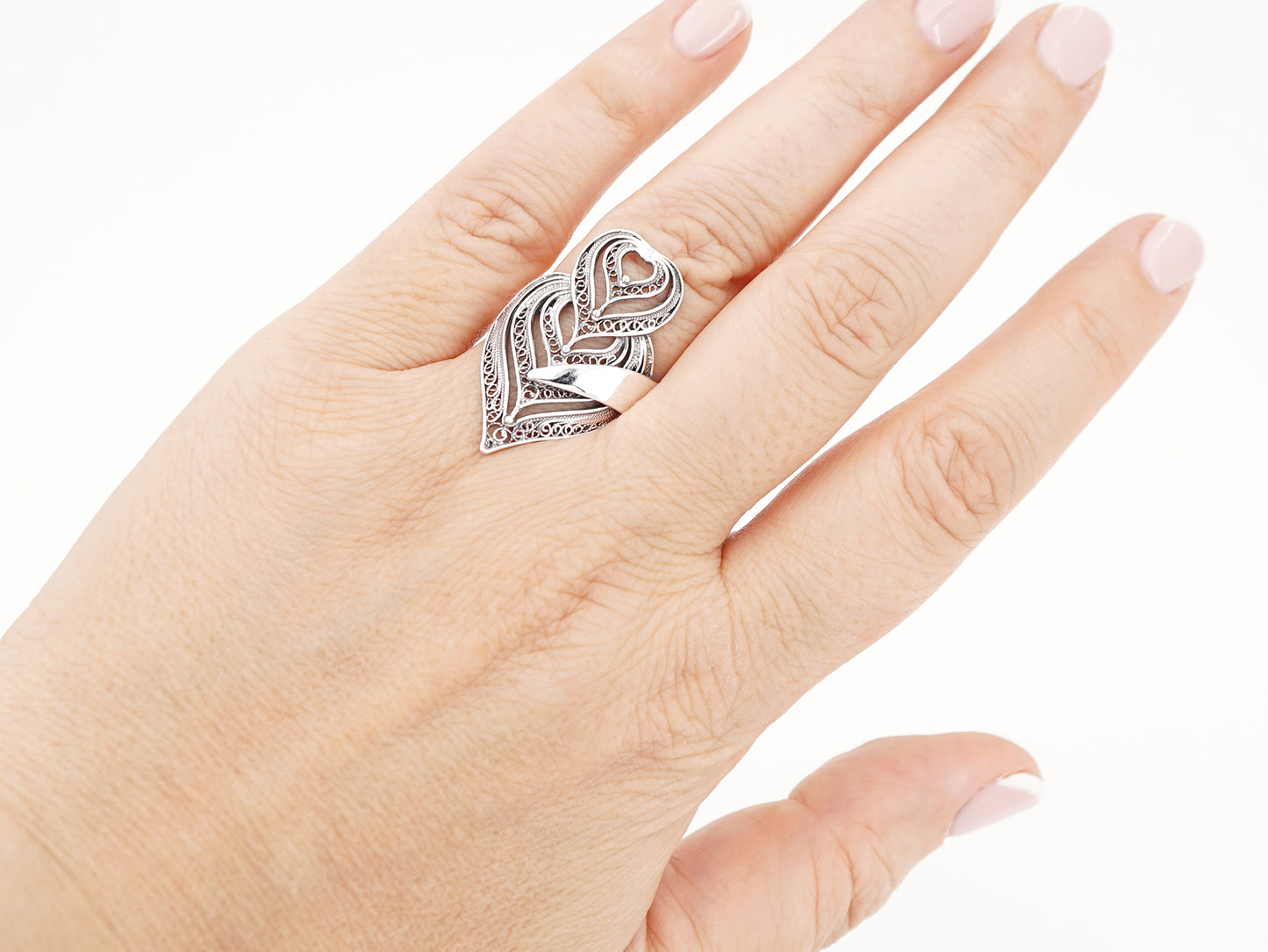 Anel Coração de Viana Camadas, Filigrana Portuguesa, Prata de Lei 925 - Pormenor na Mão
