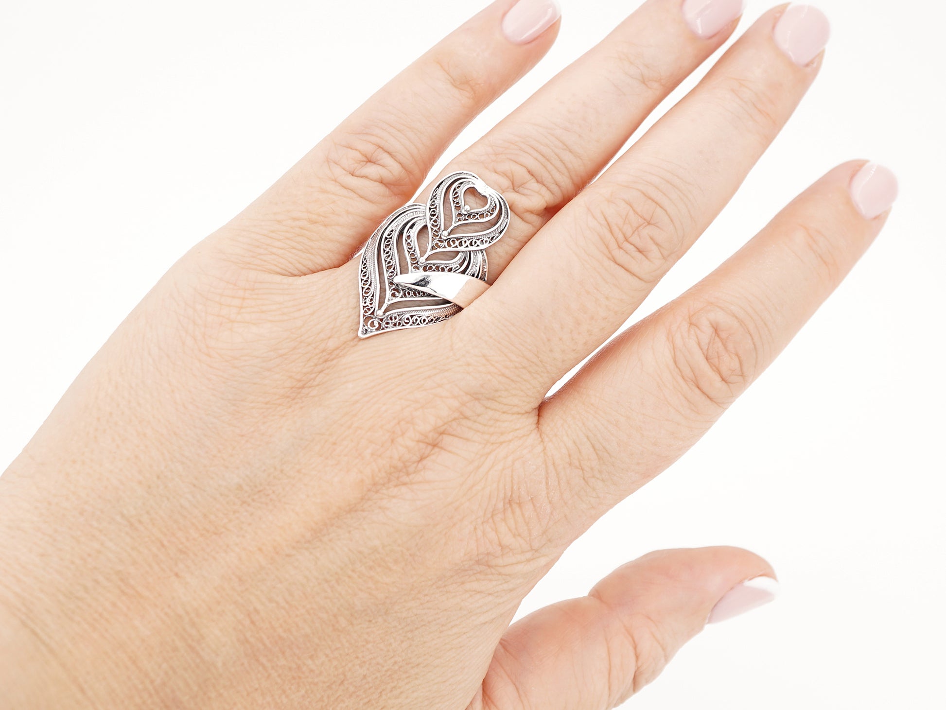 Anel Coração de Viana Camadas, Filigrana Portuguesa, Prata de Lei 925 - Pormenor na Mão