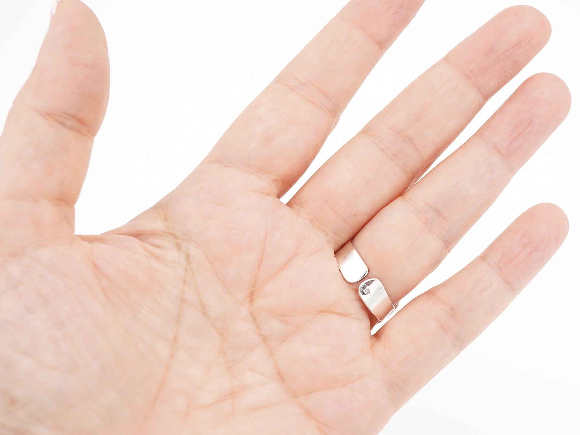 Anel Coração de Viana Camadas, Filigrana Portuguesa, Prata de Lei 925 - Pormenor na Mão, Vista de Trás