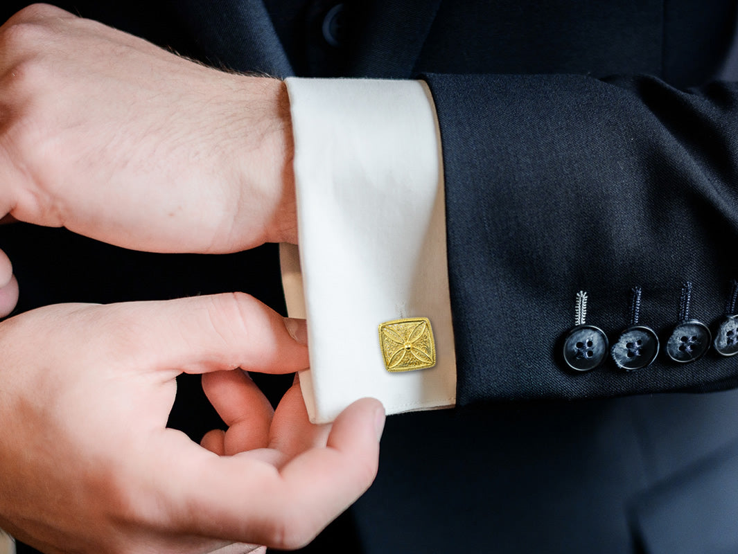 Botões de Punho Quadrados, Filigrana Portuguesa, Prata de Lei 925 Dourada - Homem a usar botão de punho