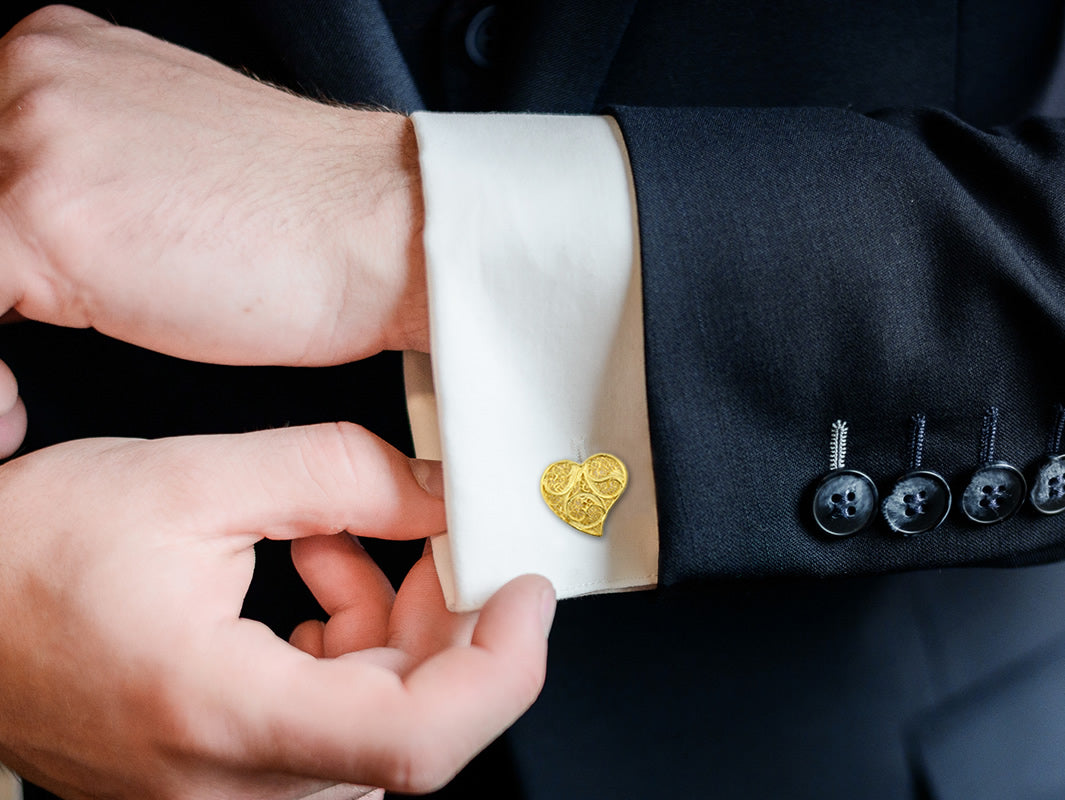Botões de Punho Coração Tradicional, Filigrana Portuguesa, Prata de Lei 925 Dourada - Homem a usar Botão de Punho