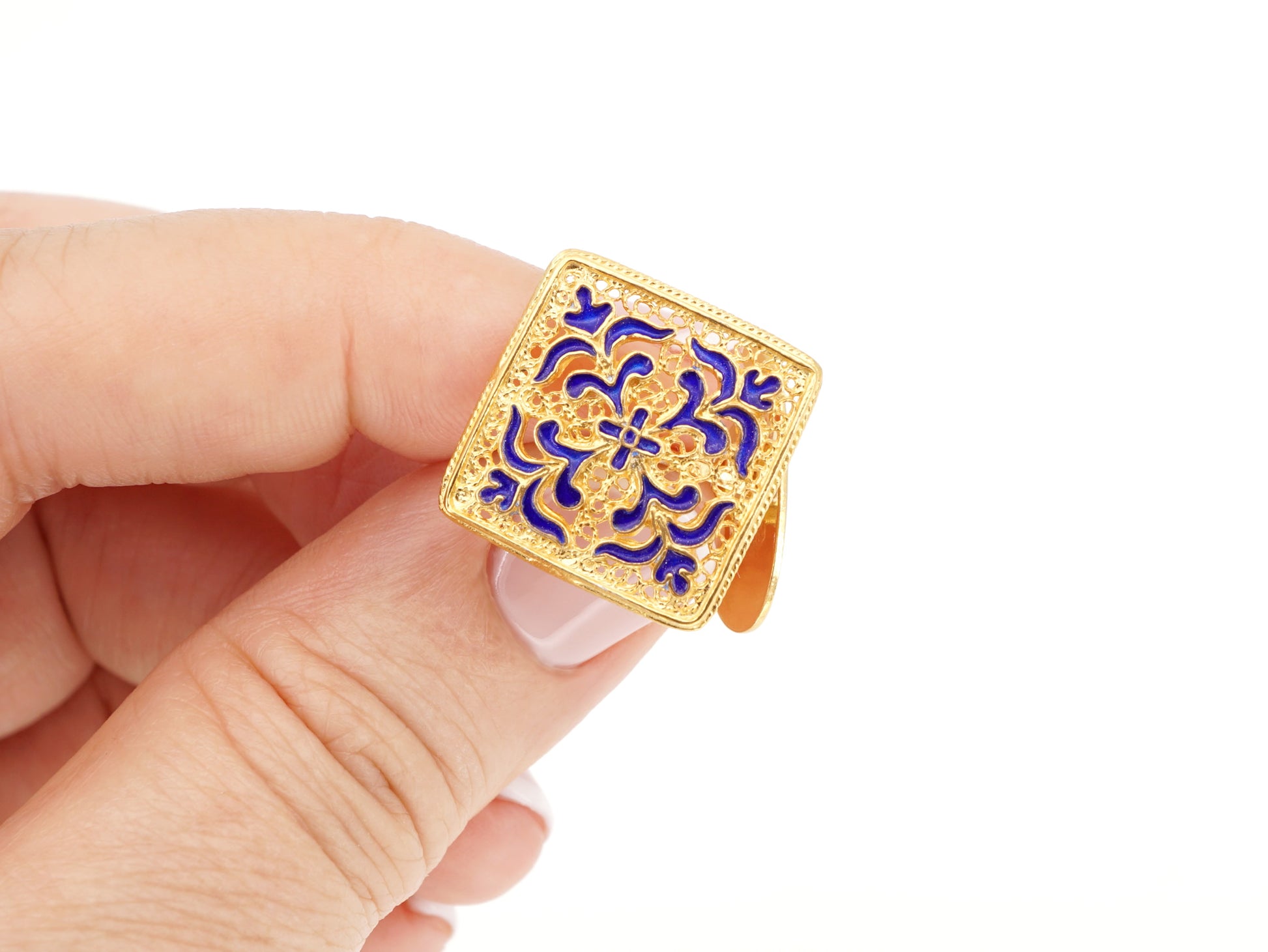 Botões de Punho Azulejos Quadrados, Filigrana Portuguesa, Prata de Lei 925 Dourada - Pormenor na Mão