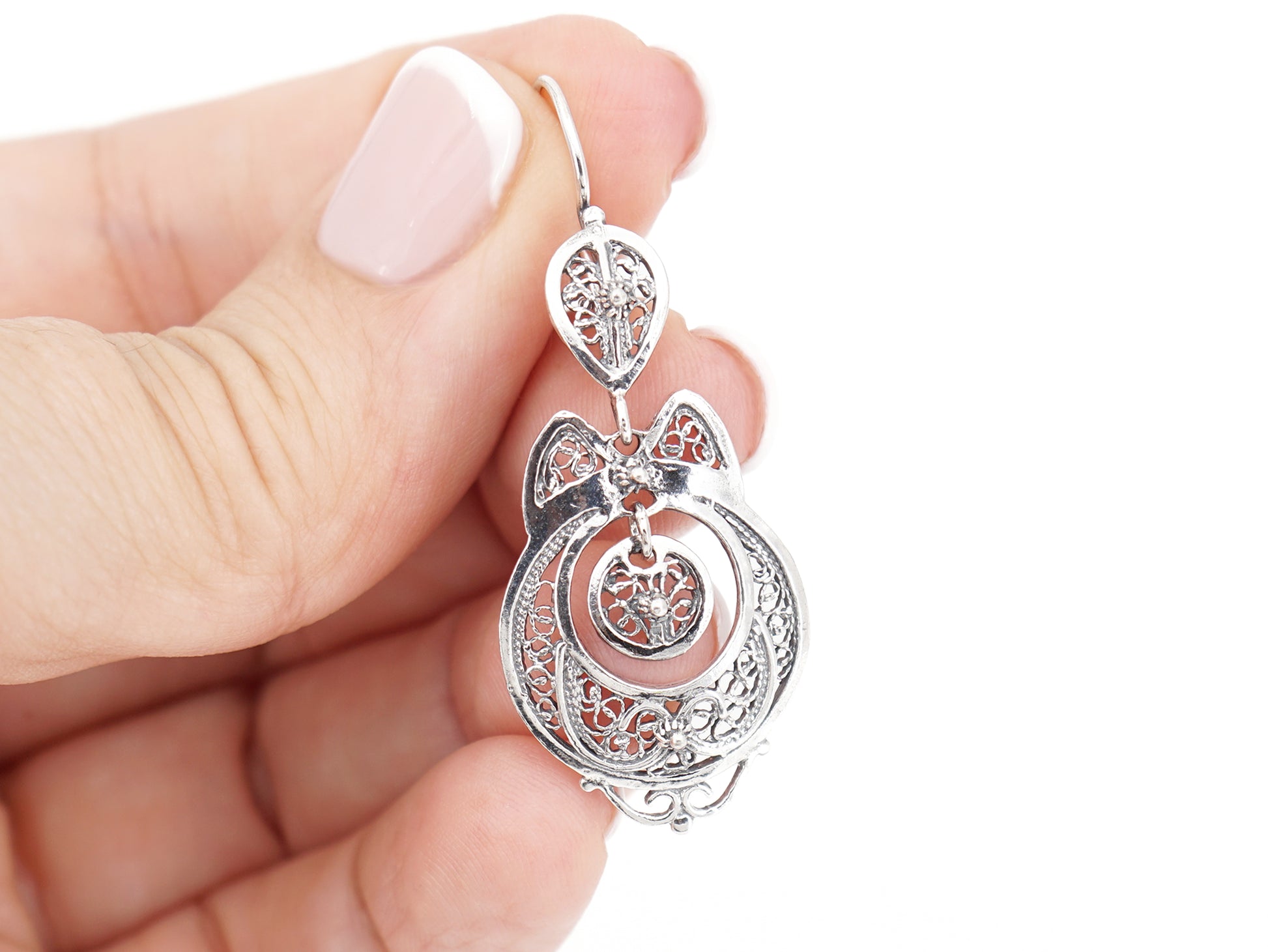 Brincos Vianense Pequenos, Filigrana Portuguesa, Prata de Lei 925 - Pormenor na Mão