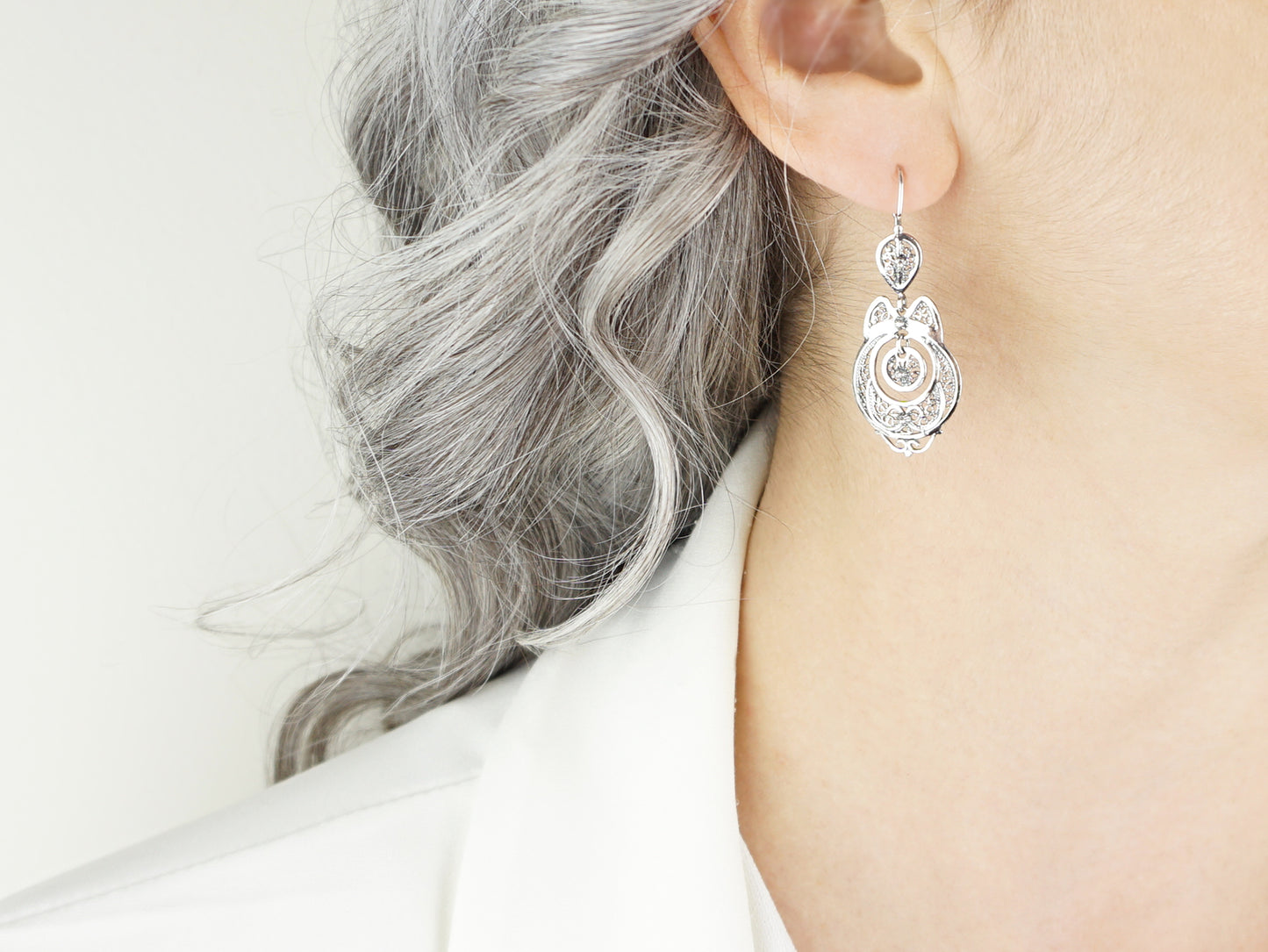 Brincos Vianense Pequenos, Filigrana Portuguesa, Prata de Lei 925 - Pormenor, Mulher a usar Brinco