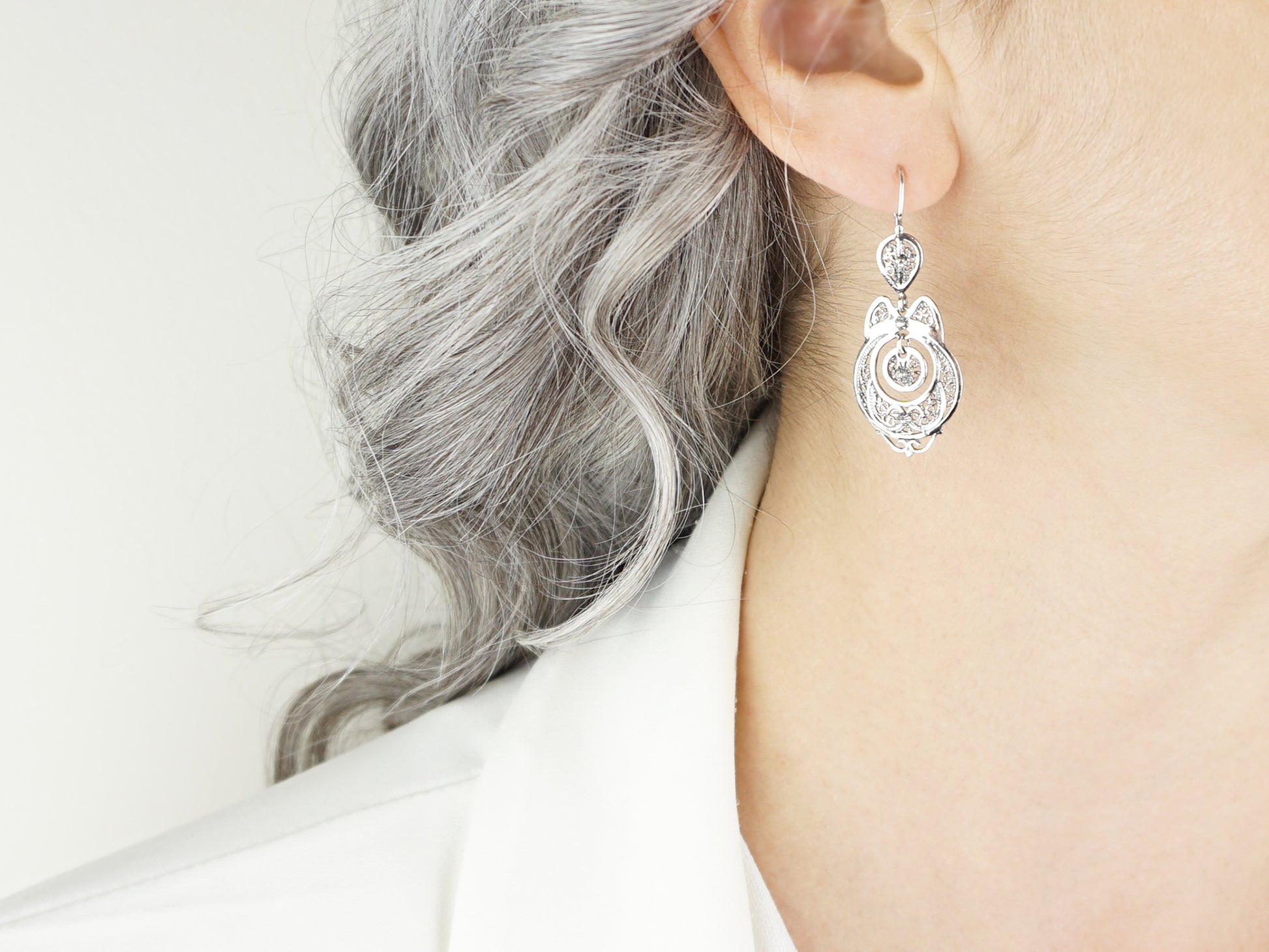 Brincos Vianense Pequenos, Filigrana Portuguesa, Prata de Lei 925 - Pormenor, Mulher a usar Brinco