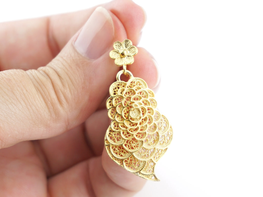 Brincos Coração Pétalas, Filigrana Portuguesa, Prata de Lei 925 Dourada - Pormenor na Mão