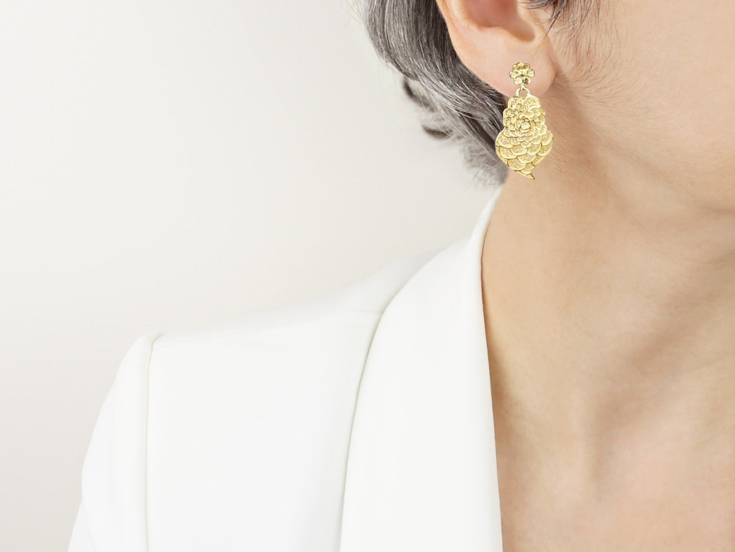 Brincos Coração Pétalas, Filigrana Portuguesa, Prata de Lei 925 Dourada - Pormenor Mulher a usar Brinco