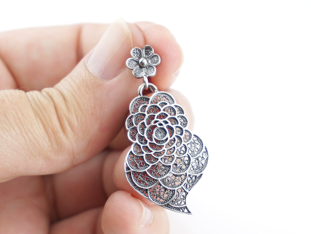 Brincos Coração Pétalas, Filigrana Portuguesa, Prata de Lei 925 - Pormenor na Mão