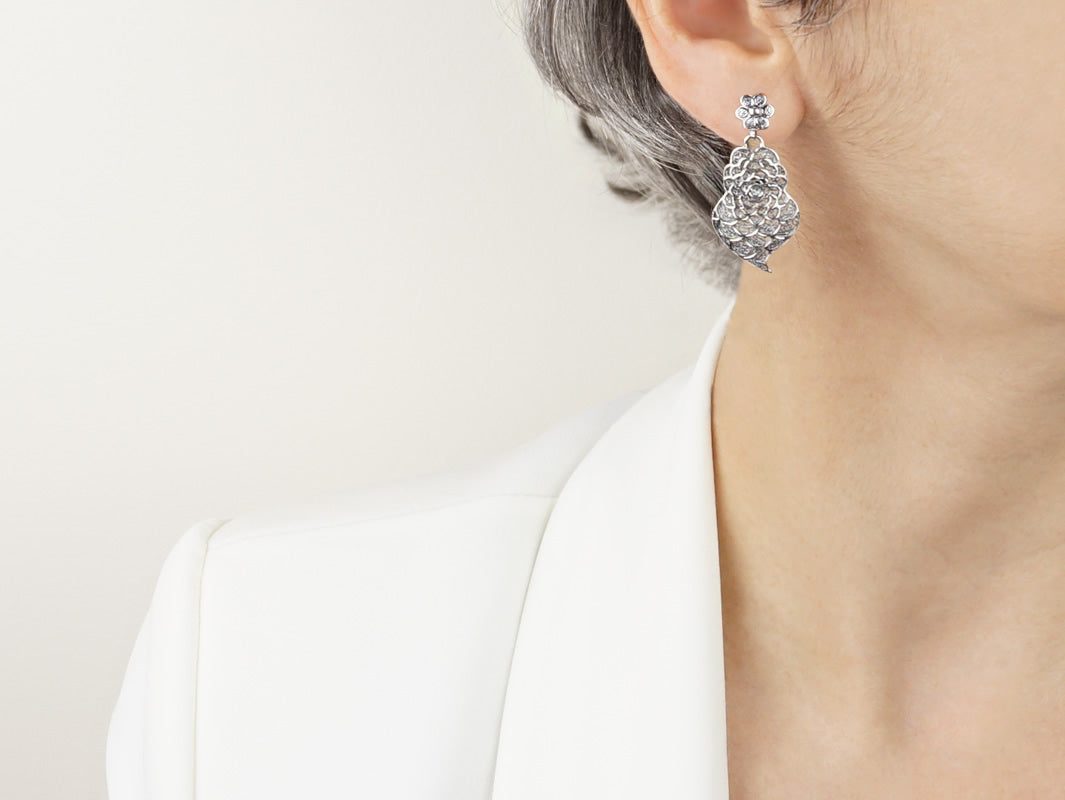 Brincos Coração Pétalas, Filigrana Portuguesa, Prata de Lei 925 - Pormenor Mulher a usar Brinco